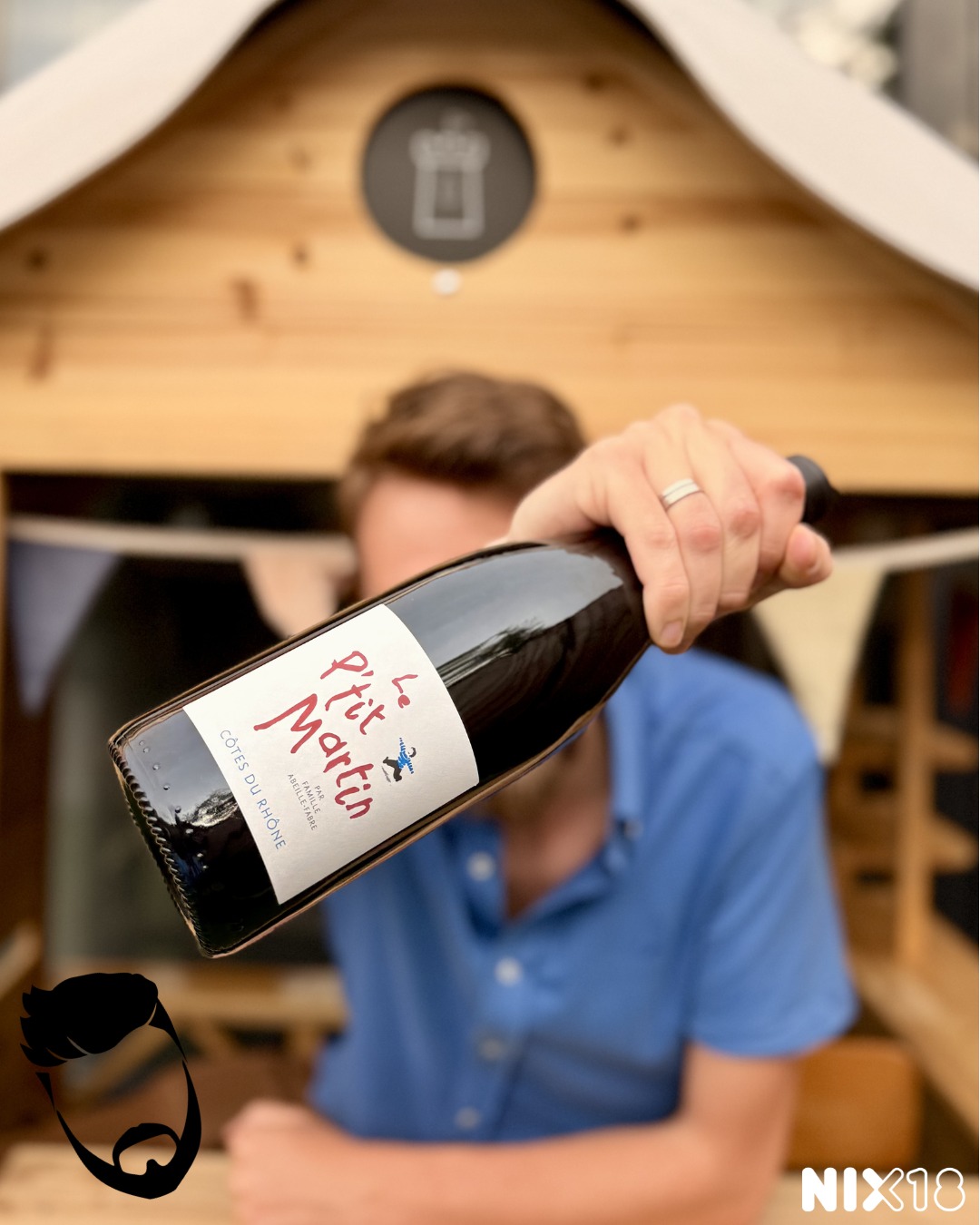 Klein flesje, drie eeuwen verhaal 📜
Le P'tit Martin, Domaine Oratoire St-Martin, Côtes du Rhône, Frankrijk
Soms hoeft een wijn niet groots te doen om indruk te maken. Deze Le P'tit Martin ("kleine Martin") is het instapwijntje van een domein met meer dan 300 jaar geschiedenis!
👃In de neus is dit een frisse en jammige jongen. Geen zware, ingewikkelde aroma's, maar gewoon lekker veel rood fruit, zoals kersen.
👅In de smaak zet dit lekker door: vol en fruitig, maar zeker niet zwaar. Er zit een licht prikkeltje op de tong, en verder is 'ie heerlijk soepel en elegant, met nauwelijks tannines. Precies het soort wijn waar je zo een glas (of twee) van leegdrinkt zonder er lang over na te hoeven denken.
🍽Wat eet je erbij? Denk aan een simpele pizza, gegrilde kip van de BBQ of een goede borrelplank met wat kaas en worst. Deze Kleine Martin vindt zichzelf niet te goed voor een ontspannen avondje.
Onze beoordeling: 🍼🍼🍼🍼
Wij kregen 'm van @okhuysen. Richtprijs is €14,50
We zitten hier in het zuidelijke deel van de Rhône, in en om het dorpje Cairanne. De mistral heeft hier vrij spel en de bodem is schraal, wat zorgt voor wijnen die net dat beetje extra karakter krijgen. Grenache noir en Syrah zijn hier de sterren van de show, precies de druiven die ook in deze wijn zitten. Ze komen van jonge stokken op stijle hellingen. Na de handmatige oogst worden ze vergist, 6 maanden op hout gerijpt en ongefilterd gebotteld.
Domaine Oratoire St-Martin is al sinds 1692 in handen van de familie Alary. De 25 hectare wijngaarden worden volledig zonder pesticiden of kunstmest bewerkt. Ze ploegen zelfs met paarden en laten schapen het onkruid opeten! Zoveel aandacht voor het terroir leverde het domein in 2018 de titel 'Biodomein van het jaar' op. Recent is het domein overgenomen door Château Mont-Redon uit Châteauneuf-du-Pape, maar de filosofie blijft trouw aan het oude vakmanschap.
Deze fles is ter beschikking gesteld door de wijnhandel en is geen betaalde reclame.
#cotesdurhone #cairanne #rhonewijn #proost #wine #wineenthusiastlife #winefluencer #winelover #wineofinstagram #winestagram #instawine #dewijnvaders #wijn #vaders #prouddad #papa