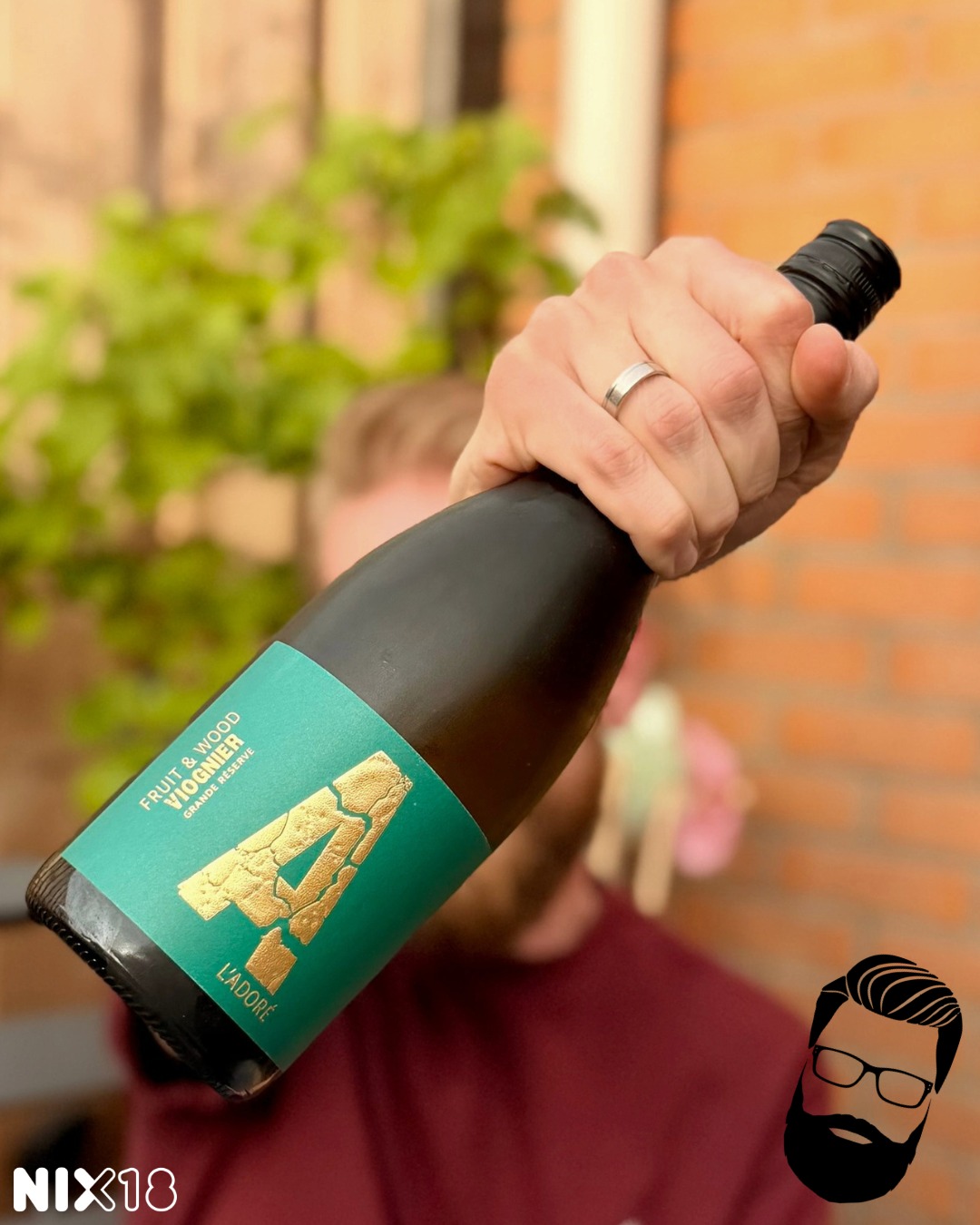 Een vloeibare snoepwinkel met een BBQ-vibe? Yes, echt! 🍬🪵🔥
Fruit & Wood Viognier Grande Réserve, Pays d'Oc, Frankrijk
Ben jij team ‘geef mij maar een dik glas wit’? Dan hebben we er hier eentje voor je. Viognier taat erom bekend dat hij geurig en uitgesproken is, maar in deze Grande Réserve uitvoering hebben de wijnmakers alle registers opengetrokken. Subtiel? Zeker niet. Dik, lobbig en super krachtig? Absoluut!
Zodra je je neus boven het glas hangt, word je overspoeld door heel rijp, tropisch fruit. Maar dan komt de twist: er zit een bizarre, herkenbare geur van salmiak en zoete snoepjes in! In de mond is hij mega dik, filmend en intens boterig. Alsof dat nog niet genoeg is, word je getrakteerd op een flinke, rokerige smaak. Denk aan vol fruit ontmoet een subtiele smokey BBQ-vibe. Voor ons mist hij door al dat spierballenvertoon misschien nét dat beetje frisheid en doordrinkbaarheid, maar een unieke ervaring is het sowieso! 🥂💥
Onze beoordeling: 🍼🍼🍼
Wij kregen 'm van @perfectewijn. Richtprijs is €10,95.
Het geheim achter deze smaakstijl zit hem in de naam: Fruit & Wood. De Viognier-druiven groeien in de zonovergoten Pays d'Oc, waar ze maximaal rijp worden en die bizar fruitige, bijna zoete snoepjessmaak ontwikkelen. Vervolgens krijgt de wijn een flinke opvoeding op gebrand (getoast) eikenhout. Dat verklaart waarom je naast dat dikke, boterige mondgevoel ook die herkenbare, rokerige en licht kruidige salmiaktonen proeft.
Dit is echt een wijn voor de liefhebber van het zwaardere geschut. Geen lichte terrasdoordrinker, maar een intense verwenner die schreeuwt om een mooi gerecht. Zet hier een stuk buikspek of bavette van de BBQ tegenover, en je hebt een gouden match!
Durf jij deze unieke combi van fruit, salmiak en rook aan? Laat het ons weten! 👇