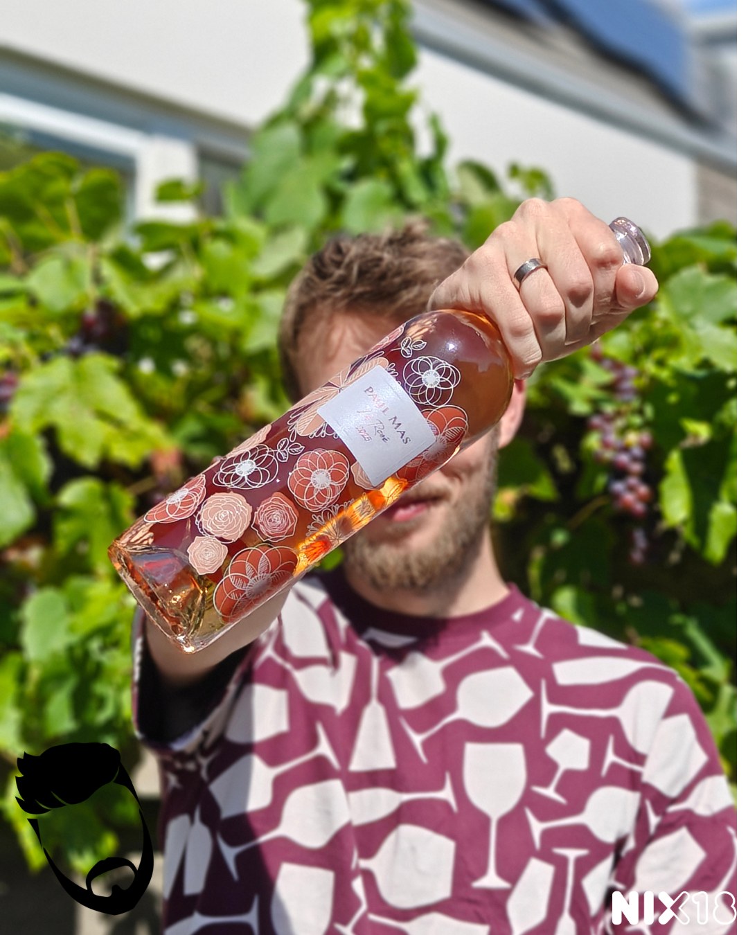 Tough dads drink pink — de comeback! 🩷☀️
Le Rosé, Domaine Paul Mas, Languedoc, Frankrijk
Geloof jij het? We zijn als Wijnvaders nu al meer dan 4 jaar onderweg! Onder de noemer 'tough dads drink pink' reviewden we onze allereerste rosé op insta. Met dit heerlijke weer én omdat 'ie nu Wijn van de Maand is bij De Wijnzaak, was het hoog tijd om deze eye-catcher weer eens in het zonnetje te zetten. 😎
👃In de neus meteen dat heerlijke zomerfruit: rijpe aardbei en framboos, met een subtiel vleugje vanille eroverheen. Zó uitnodigend.
👅De smaak is fris, boordevol sappig rood fruit, met een mooie volle body. En wees maar niet bang, dit is echt geen zoete rosé! Alles blijft strak en fruitig, met een zachte, fruitige afdronk waar je vrolijk van wordt. Precies die zuivere terrasstijl-rosé waar we zo dol op zijn.
🍽 Solo op het terras is 'ie al top, maar met een goedgevulde borrelplank maak je het helemaal af. Zonnetje erbij en klaar ben je! Het leven hoeft niet ingewikkeld te zijn...
Onze beoordeling: 🍼🍼🍼🍼
Wij kregen 'm van @dewijnzaak. Met €8,49 is deze nu extra voordelig als Wijn van de Maand!
De Languedoc ligt in Zuid-Frankrijk en wordt gekscherend weleens 'de wijnschuur van Frankrijk' genoemd — niet gek met zo'n 235.000 hectare aan wijngaarden. Hier vind je Domaine Paul Mas. En ja, dat is inmiddels een flinke speler. Maar laat je door die omvang niet misleiden: dit is nog altijd een écht familiebedrijf, tegenwoordig gerund door Pauls zoons Jean Claude en Michel. De wijnen worden gemaakt door Michel zelf en de filosofie is al generaties hetzelfde: wijn maken die de moderne wijndrinker wil drinken. Dus veel fruit, geur en smaak.
Deze Le Rosé is een echte mengelmoes: 40% Grenache Gris, 20% Grenache Noir, 20% Pinot Gris, 10% Cinsault en 10% Caladoc. Die laatste is een vrij onbekende druif — een kruising van Grenache en Malbec — en zorgt hier voor een lekkere smaakvolle invulling.
Deze fles is ter beschikking gesteld door de wijnhandel en is geen betaalde reclame.
#rosé #languedocwijn #toughdadsdrinkpink #proost #wine #wineenthusiastlife #winefluencer #winelover #wineofinstagram #winestagram #instawine #dewijnvaders #wijn #vaders #prouddad #papa
