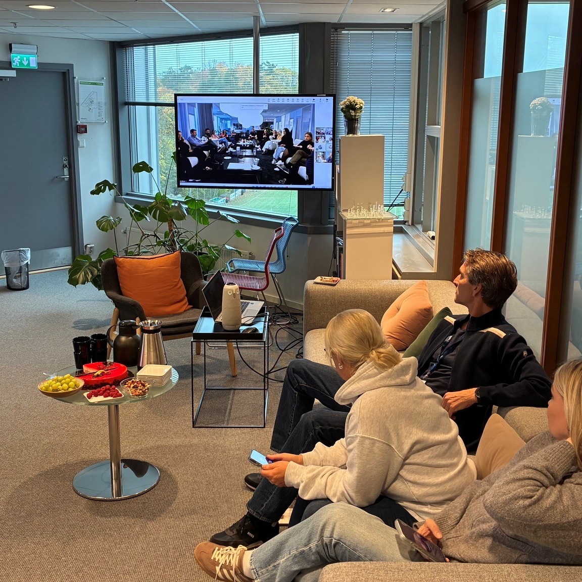 Rosa Sløyfe 2026 🎀 - i år har vi løpt årets viktigste løp i to byer og markert Rosa Sløyfe-aksjonen med både kake, kaffe og en digital quiz.
Først ut var Bergen i begynnelsen av oktober. Sammen med våre kollegaer fra AGR deltok vi i Rosa Sløyfe-løpet for å støtte det viktige arbeidet med forskning på brystkreft og omsorg for alle som er berørt.
Senere i måneden stilte Asker-kontoret til start i Drammen på Brotorget på Bragernesside- Anna og Johanna storkoste seg!
På fredag i forrige uke samlet vi hele Techconsult og AGR til en felles markering på tvers av våre seks lokasjoner: Oslo, Asker, Sandefjord, Stavanger, Bergen og Tromsø. Det ble kake, kaffe og en digital Rosa Sløyfe-quiz. 🎀
Sammen for endring!🏃🏃♀️
#rosasløyfe #rosasløyfeløpet
