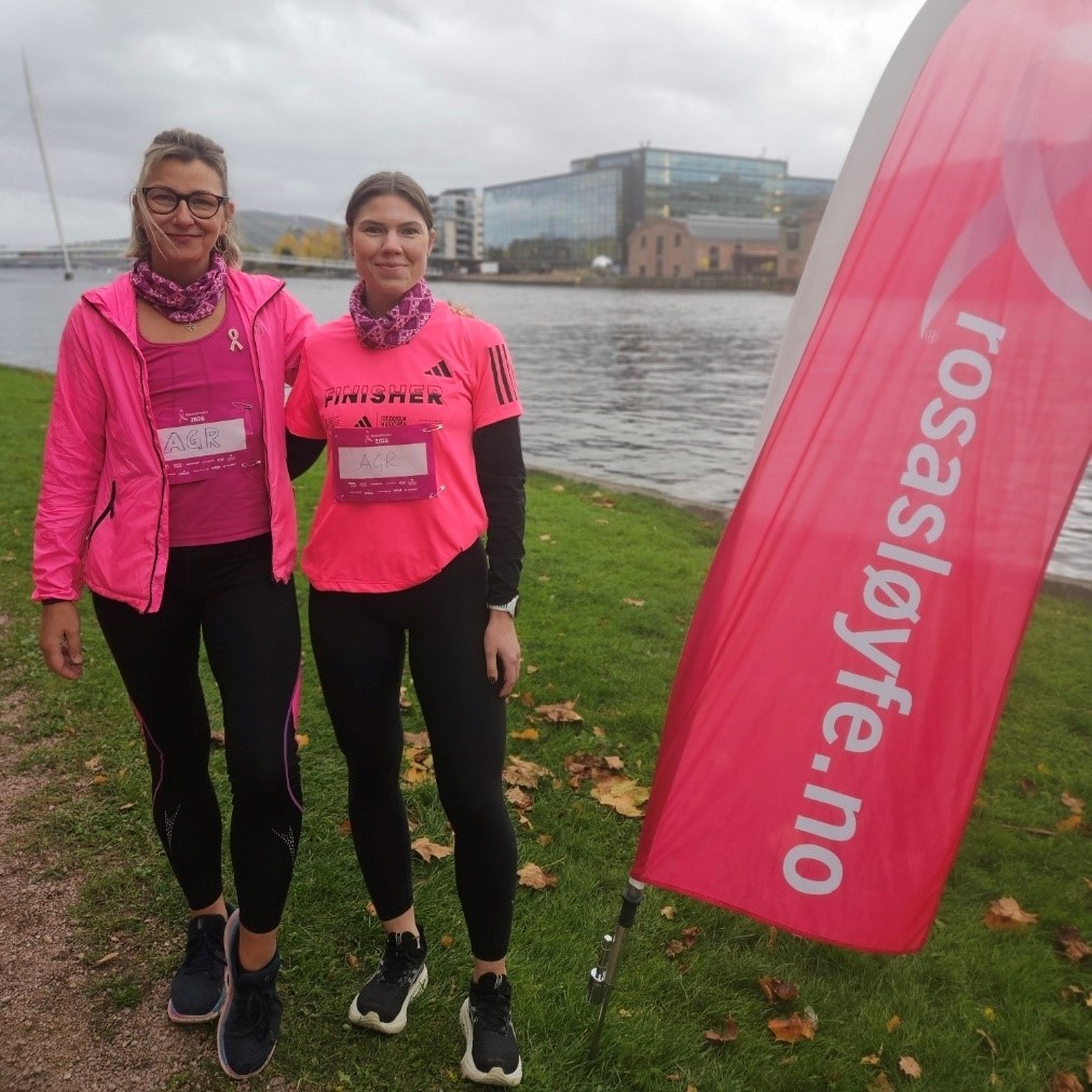 Rosa Sløyfe 2026 🎀 - i år har vi løpt årets viktigste løp i to byer og markert Rosa Sløyfe-aksjonen med både kake, kaffe og en digital quiz.
Først ut var Bergen i begynnelsen av oktober. Sammen med våre kollegaer fra AGR deltok vi i Rosa Sløyfe-løpet for å støtte det viktige arbeidet med forskning på brystkreft og omsorg for alle som er berørt.
Senere i måneden stilte Asker-kontoret til start i Drammen på Brotorget på Bragernesside- Anna og Johanna storkoste seg!
På fredag i forrige uke samlet vi hele Techconsult og AGR til en felles markering på tvers av våre seks lokasjoner: Oslo, Asker, Sandefjord, Stavanger, Bergen og Tromsø. Det ble kake, kaffe og en digital Rosa Sløyfe-quiz. 🎀
Sammen for endring!🏃🏃♀️
#rosasløyfe #rosasløyfeløpet
