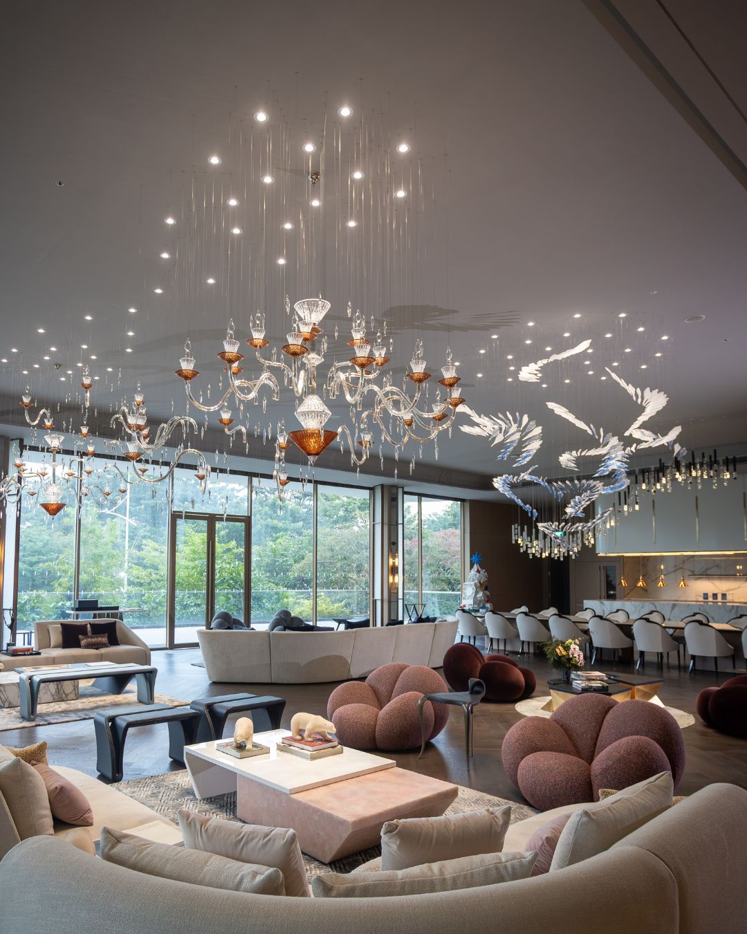 Behind the creation of the refined Christopher Guy showroom in Singapore lies not only an eye for detail and thoughtful design, but also long-standing personal relationships and mutual trust.
The idea of showcasing Czech glass in this inviting space gradually developed into a collaboration, allowing Elite Bohemia crystal lighting to shine.
The project brings together timeless elegance and modern expression. The Illusion chandelier embodies quiet sophistication, while Elementis, with its distinctive combination of glass and marble, and Iceberg, inspired by the beauty of Arctic glaciers, introduce a contemporary touch.
Each piece has its own character, yet all share exceptional craftsmanship and the ability to transform the atmosphere of an interior.
Za vznikem elegantního showroomu Christopher Guy v Singapuru stojí nejen cit pro detail a promyšlený design, ale také dlouholeté osobní vztahy a vzájemná důvěra.
Myšlenka představit krásu českého skla v tomto příjemném prostoru se postupně proměnila ve společný projekt, který dal křišťálovým svítidlům Elite Bohemia příležitost vyniknout.
Projekt propojuje nadčasovou eleganci s moderním designem. Lustr Illusion ztělesňuje decentní eleganci, zatímco svítidla Elementis s originální kombinací skla a mramoru a Iceberg, inspirovaný krásou arktických ledovců, vnášejí do prostoru moderní prvky.
Každé ze svítidel má svůj osobitý charakter, všechna však spojuje výjimečné řemeslné zpracování a schopnost proměnit atmosféru interiéru.
Designed by @krisjir
#elitebohemia #designlighting #czechdesign #crystallighting #craftsmanship