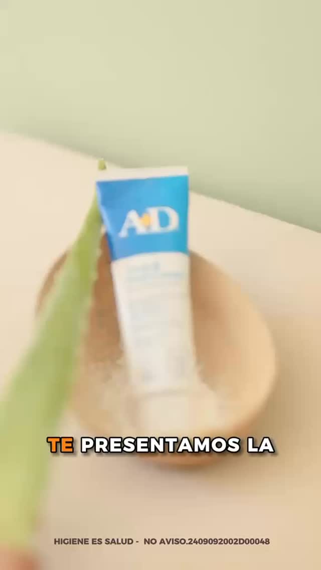 Acompaña cada cambio de pañal con la protección de A+D Cuidado Intenso. Es un aliado para esos momentos donde la piel de tu bebé requiere mayor equilibrio de hidratación ☁️✨
¿Ya es parte de tu rutina? ¡Queremos leerte!
INGREDIENTES
Óxido de Zinc, Dimeticona, Agua, Sorbitol, Aceite Mineral, Monoleato de gricerilo, Propilenglicol, Cera Ozoquerita, Cera de Abeja Sintetica, Parafina, Alcohol Bencílico, Extracto de hoja de Aloe Barbadensis, Aceite de Higado de Bacalao (Contiene vitamina A y vitamina D), Fragancia, Aceite de Coco Nucifera (Cocos nucifera)
SIN PARABENOS, COLORANTES Y FTALATO.
#AD #CuidadoIntenso #PielDeBebe #MamaPrimeriza #CambioDePañal HidratacionBebe CuidadoInfantil Bebe RutinaBebe PielProtegida. Productos cosméticos - No se aplique sobre piel irritada o lastimada - Discontinúe su uso en caso de presentarse irritación
Ayuda a mantener el equilibrio cuando su piel más lo necesita: en hidratación y en opción diaria