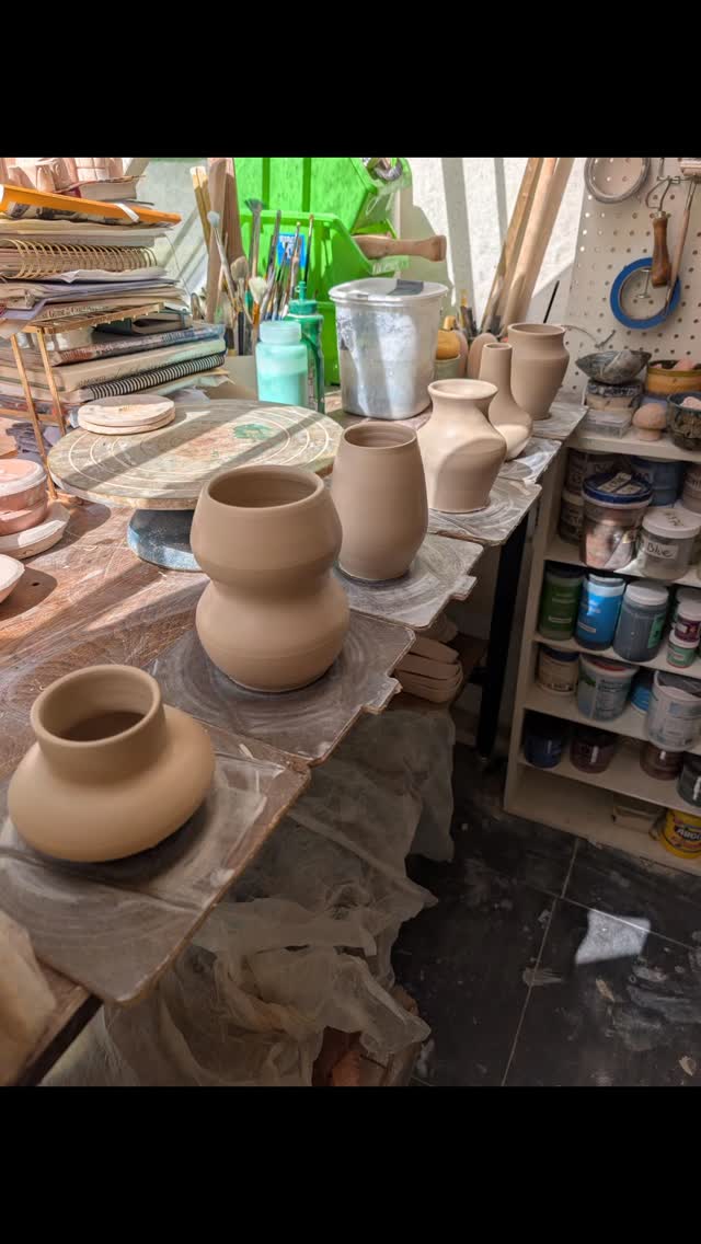 Here's a peek into the studio lately. I recently created a series of small vases with stripes florals, frogs and other fun creatures.
#hansdmadepottery #gardendecor #frogart