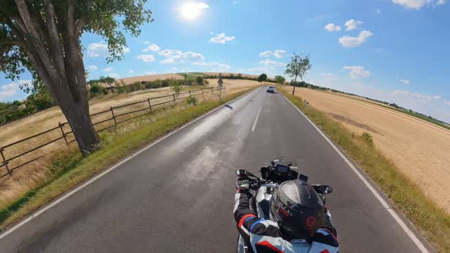 Wer Motorrad fährt, flieht nicht vor dem Alltag, er schafft Abstand, um ihm gelassener begegnen zu können. Manchmal ist der kürzeste Weg zu sich selbst eine lange lange Landstraße.
... und heute sind es 145km nach einem anstrengendem Tag geworden - 145km Entspannung - 145km Freihheit
Tour: Klein-Harras - Dt Wagram - Gr. Enzersdorf - Gänserndorf - Hohenau - Bernhardsthal - Großkrut - Gaweinstal, mit Einkehrschwung in die Oase, um ein Weinviertler Weckerl zu holen von den Die Zwoa Weinviertla (war super lecker!) und wieder heim...
#Abendentspannung #Motorradtour #BMW #KTM