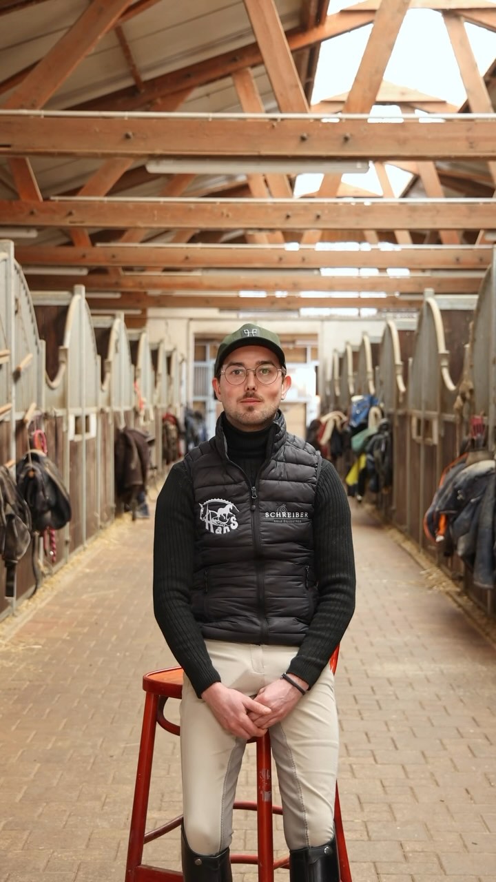 ▪️Portait : Charly Klein 🎙️.
Bonjour, je m’appelle Charly Klein, j’ai 31 ans et je suis cavalier jeune chevaux
à l’élevage du Hans pour Laurence.
Ma mission est de valoriser et donc dresser les jeunes chevaux afin de pouvoir les revendre.
#horse #interview #ecurie