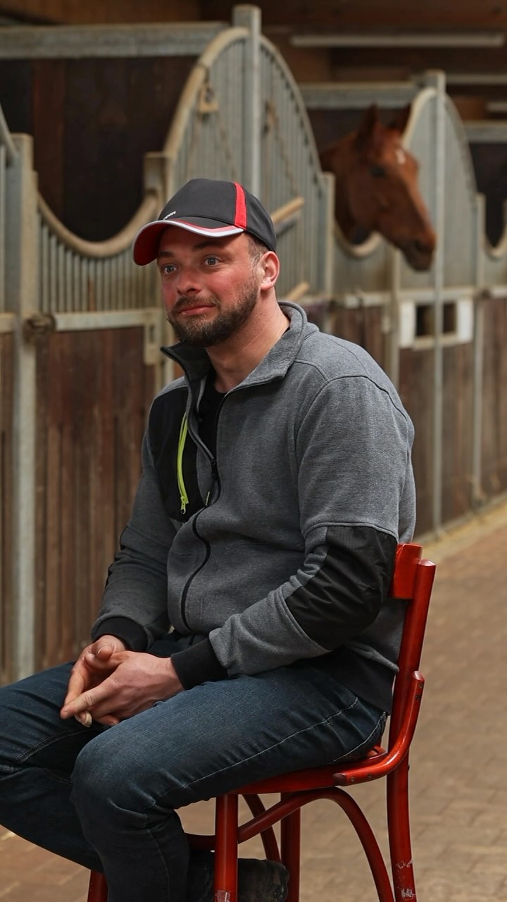 ▪️Portait : Geoffrey Jenny 🎙️.
Je m'appelle Geoffrey Jenny, j'ai 33 ans.
Je travaille aux écuries du Dachsbuhl depuis 2021.
Je suis palefrenier, soigneur et je m'occupe également de tout ce qui est entretien, l'entretien général des écuries du Dachsbuhl.
#horse #interview #écurie