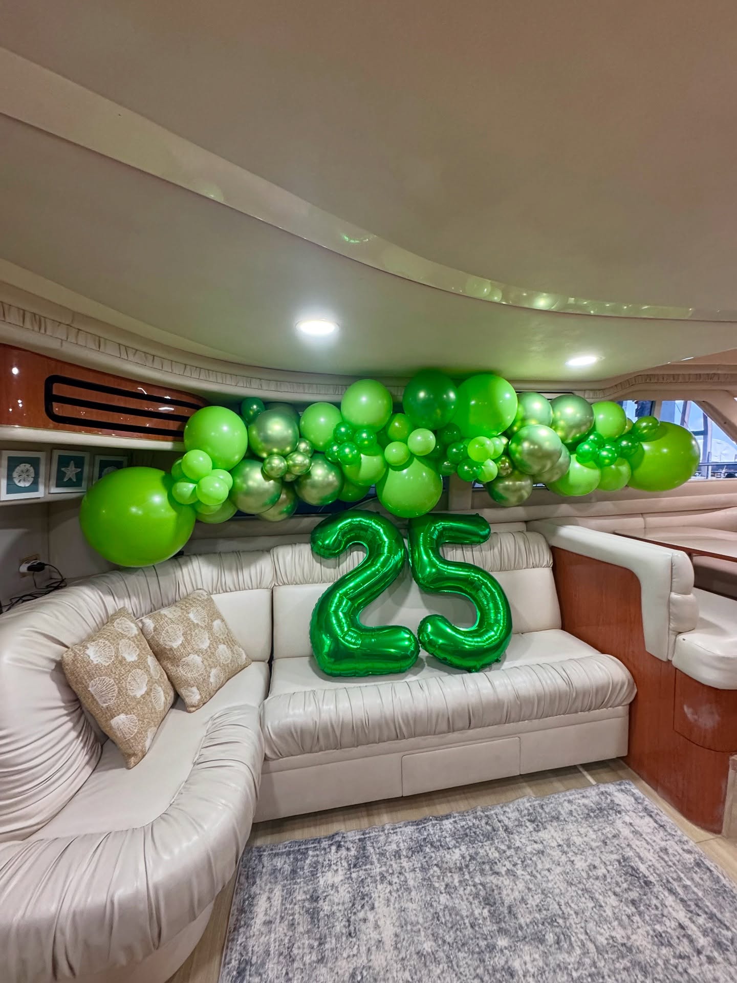 25 never felt so good on a yacht 💚
#yachtdecor #balloondecorations #yachtballoondecorations #birthdaydecor #greendecoration