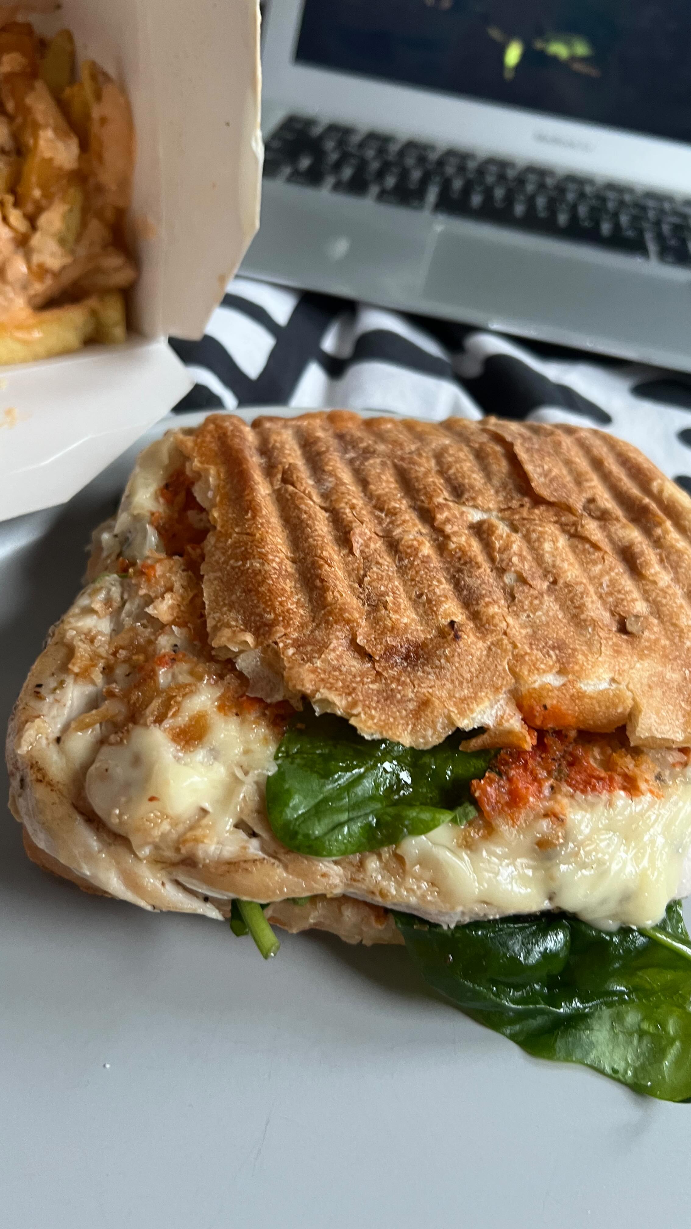 The ultimate hot panini — crafted with dry tomato pesto, fresh spinach, rosemary chicken, crispy onions, and melted cheese.
Plus skin-on fries with spicy mayo + parmesan? 😉
📲 Order now at mammasgoodies.co.uk (link in bio)
🏍️Pick-up or Deliveroo — feel-good food, wherever you are.
#MammasGoodies #HotPanini #FeelGoodFood #GrilledChickenFix #FriesOnPoint #LondonEats #PaniniLovers #SpitalfieldsMarket #chickensandwich #chickenpanini #italiansandwich #italianpanini