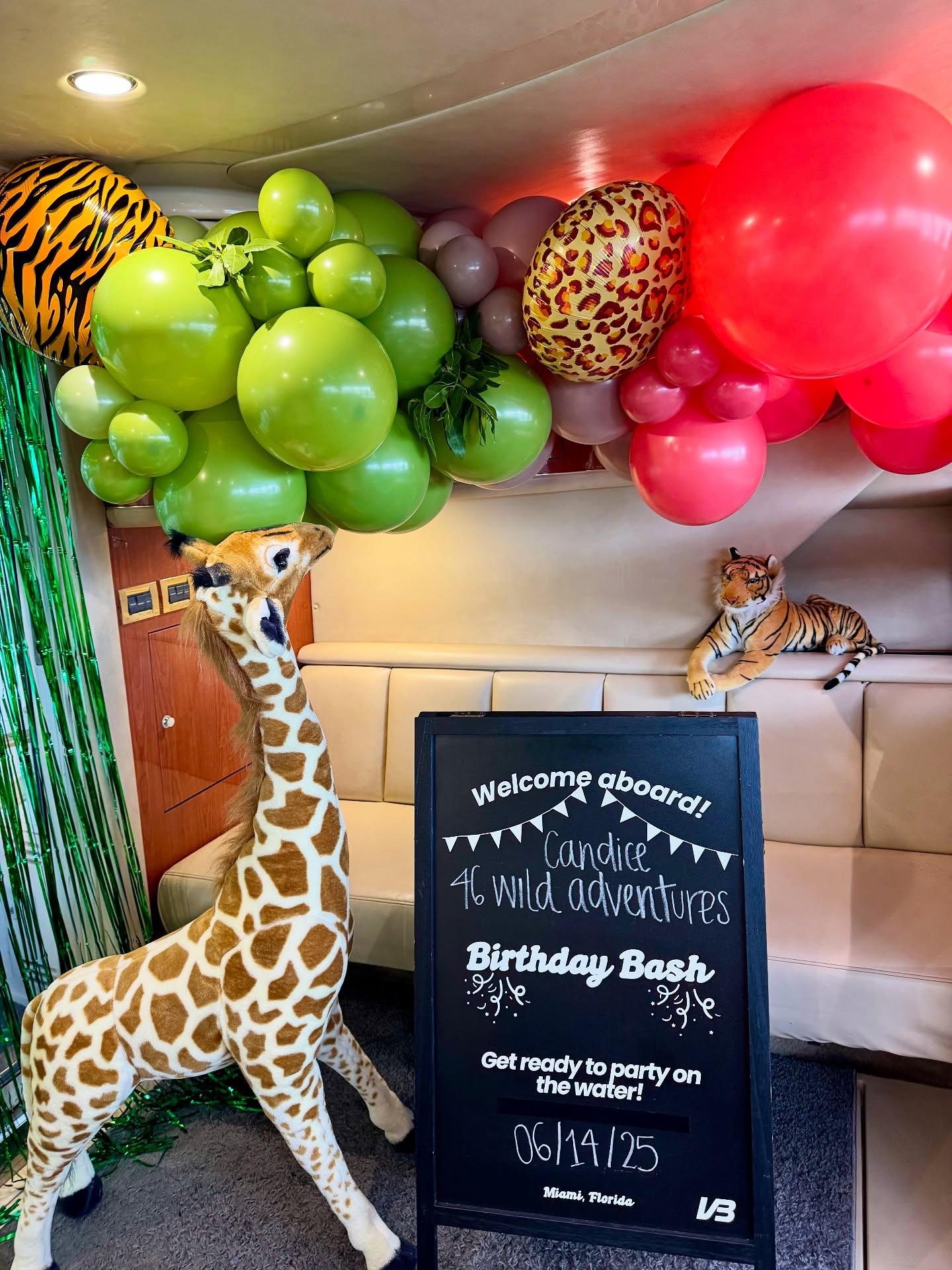 Elevate your yacht game with custom decor 🎉 Yes, we can do that! Get in touch with us!
#yachtdecor #birthdayyachtparty #miamiyachtcharters #miamiyachtrental #yachtbirthday