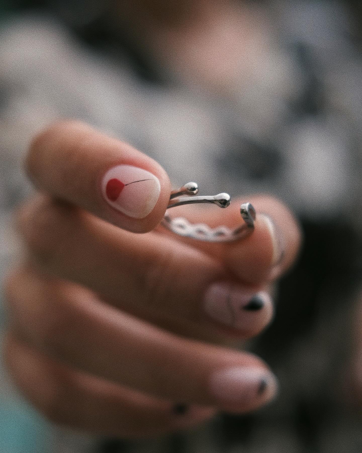 ✨Un pasador de pelo puede parecer un detalle mínimo, pero es símbolo de cuidado, feminidad suave y contención. Sostiene con delicadeza, acompaña sin apretar, y a veces es lo único que necesitas para mantener algo en su lugar. Es una metáfora hermosa de lo que muchas veces somos para los demás: apoyo sutil, presencia constante.
Y aunque suele asociarse con lo femenino, su significado trasciende: todos, en algún momento, necesitamos algo —o alguien— que nos sostenga con cariño.❤️🩹
