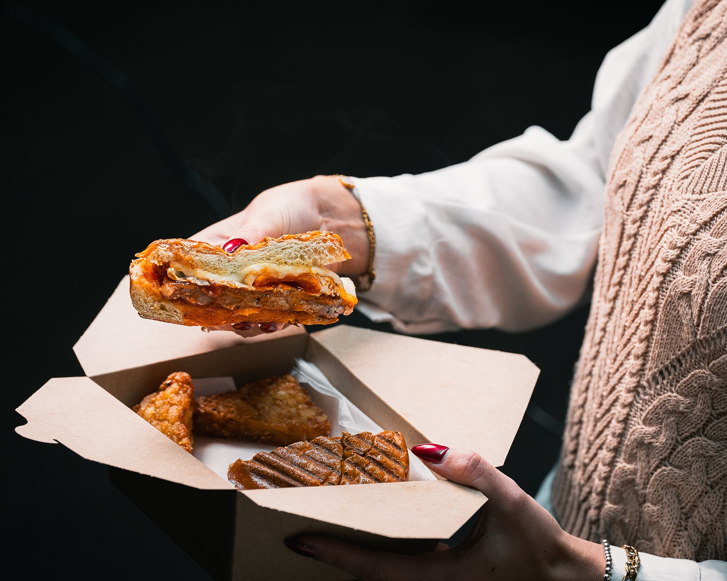 ☀️ Breakfast served daily, vibes included.
Start your day the Mamma’s way — from the fully loaded Supreme to veggie-packed favourites, we’re flipping paninis and pouring coffee from 8 AM every morning.
⏰ Available every day till 12 PM
📍 Spitalfields Market
📲 Order online ahead for quick pick-up or Deliveroo
Because mornings are better with melted cheese, crispy hash browns, and a coffee that hits just right.
#MammasGoodies #FeelGoodBreakfast #BreakfastTill12 #SpitalfieldsMarket #LondonEats #PaniniForBreakfast #MorningFuel