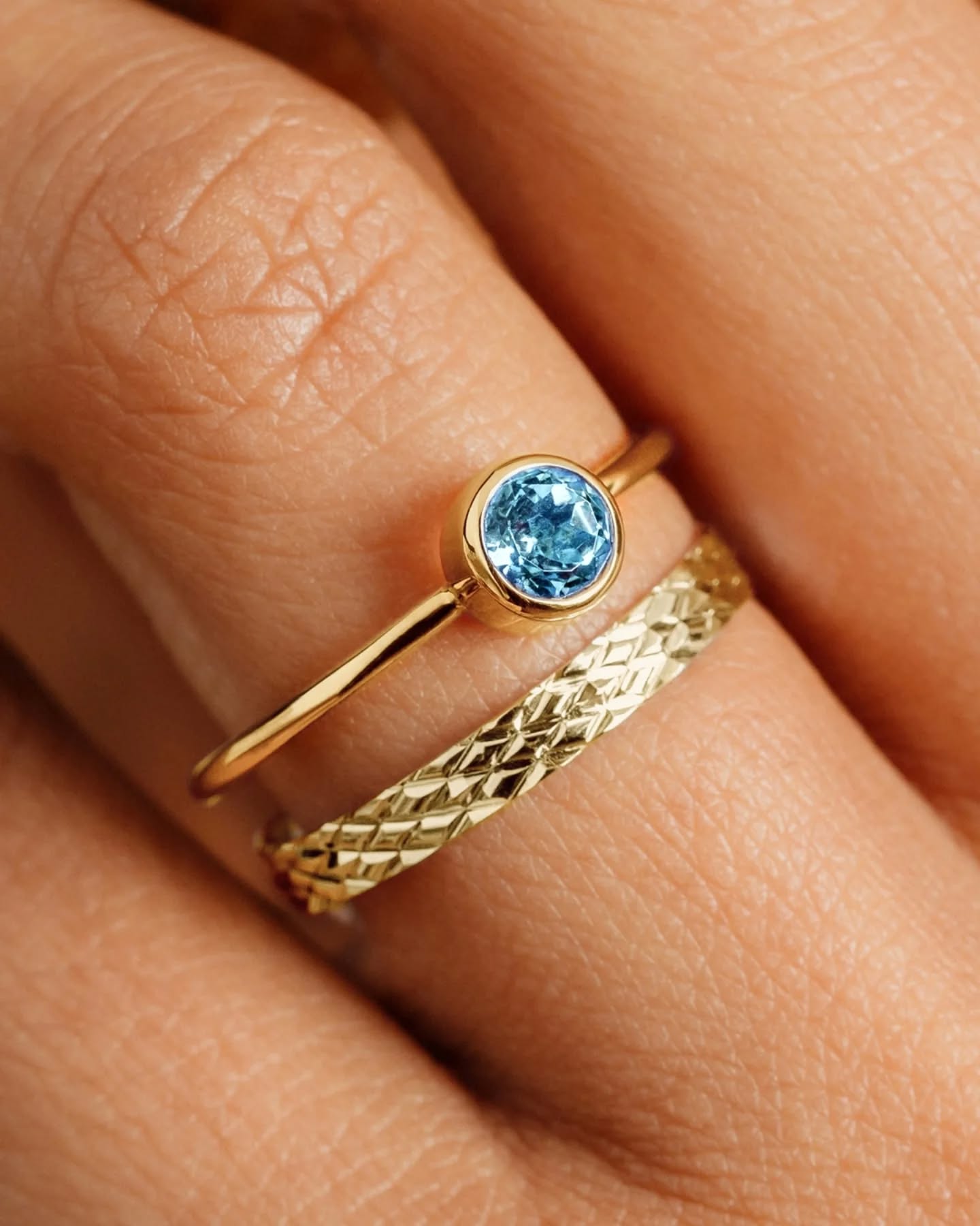 Harmony, c’est l’élégance simple dans toute sa splendeur 💧
Minimaliste, romantique et lumineuse : l’aigue-marine 4,5 mm capte la lumière sans jamais en faire trop.
Swipez pour découvrir les alliances qui la subliment à la perfection ✨
#Aigue-Marine #Ethique #Ordumonde