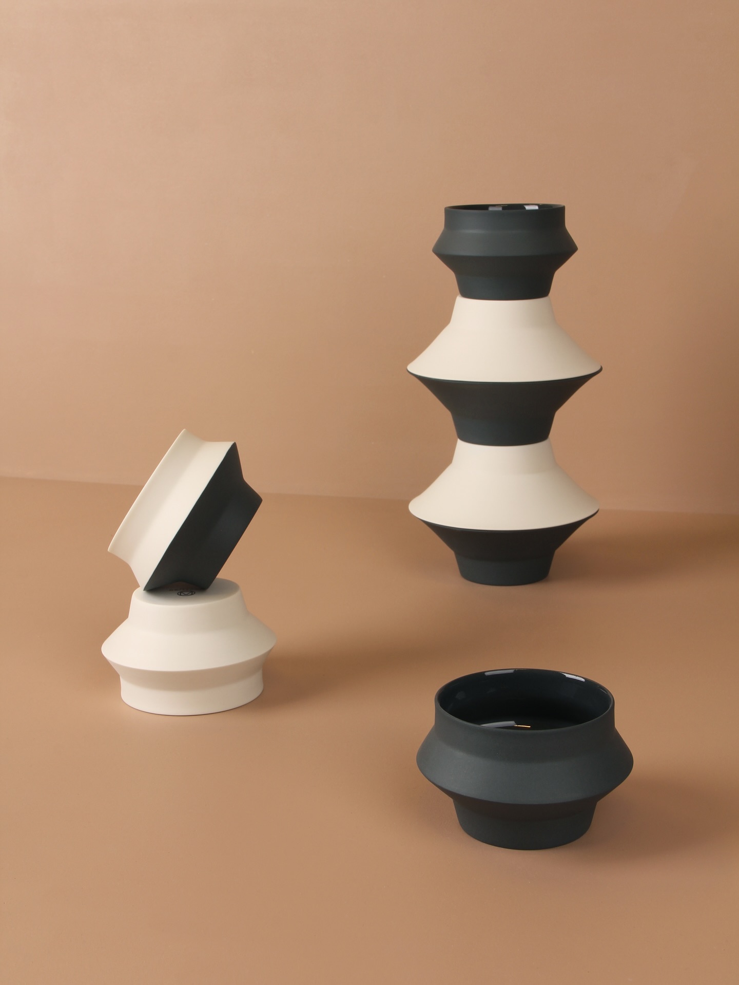 Minimal çizgiler, heykelsi bir duruş ve kendi seremonisini yaratan bir tasarım.
Totem, kahve keyfinize estetik bir dokunuş katmak için tasarlandı.☕️
#TotemSet #ModesignStudio #CoffeeDesign #Porcelain #Handmade