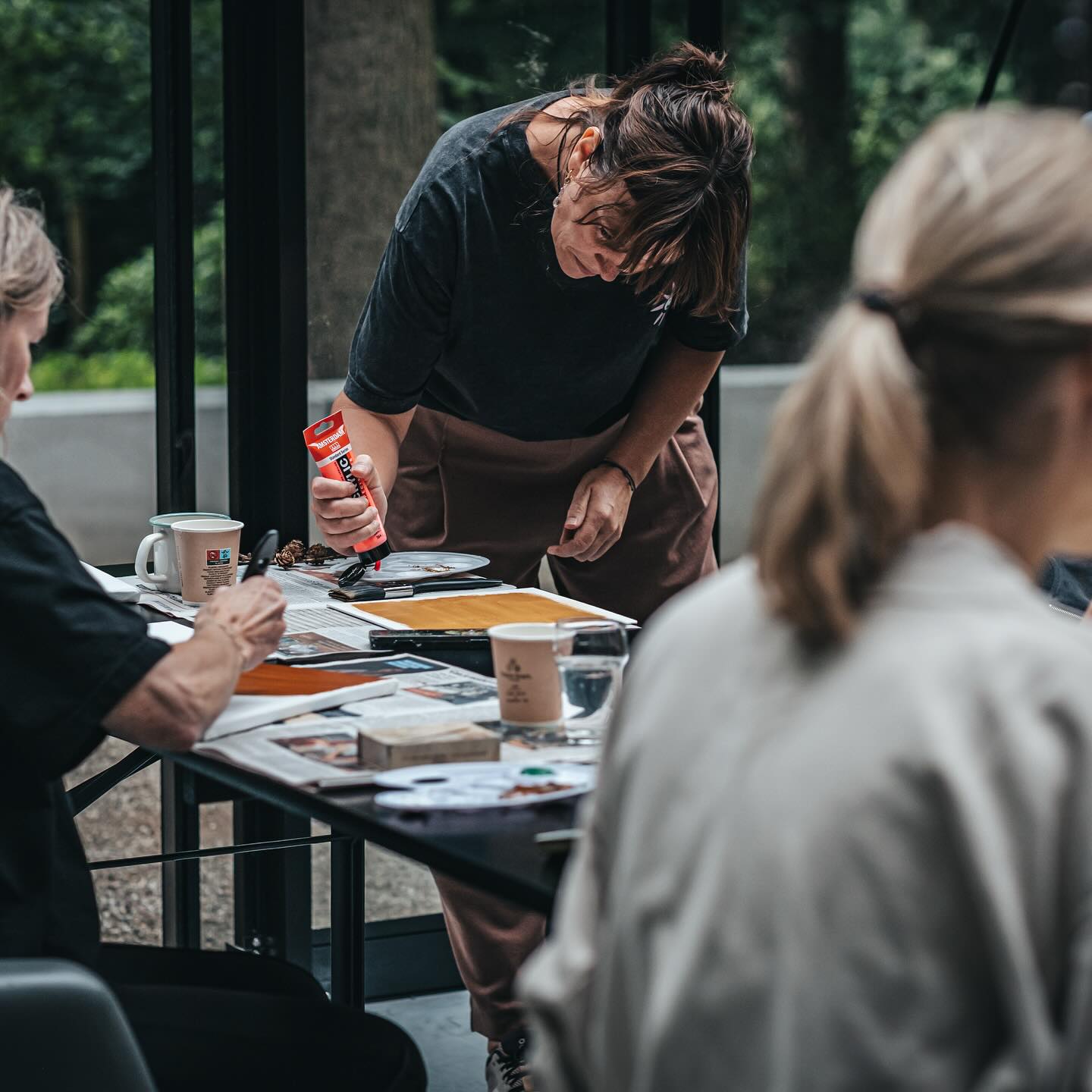 Er staan weer nieuwe data online voor meerdere workshops, zo ook Intuïtief Schilderen 🧑🎨 kom jij ook? Of geef je het je vriend(in) cadeau en komen jullie samen? ✨ Meld je nu aan via DM, link in bio of info@de-boskas.nl 🥳
Iedereen kan meedoen, of je nou wel of geen schilder ervaring hebt, de workshop is voor ieder even inspirerend en interessant. De verbinding met elkaar, jezelf en de natuur maakt het extra bijzonder.
#schilderworkshop #intuitiefschilderen #natuur #wandelen #verbinden #deboskas #bennekom #natuurhuisje #inspirerend #inspirerendeplek #vriendinnenuitje #cadeauidee #workshop #freeyourmind #mindfulness #slowdown #connectwithnature #calming #creatief #intonature #painting #giveaway #treatyourself