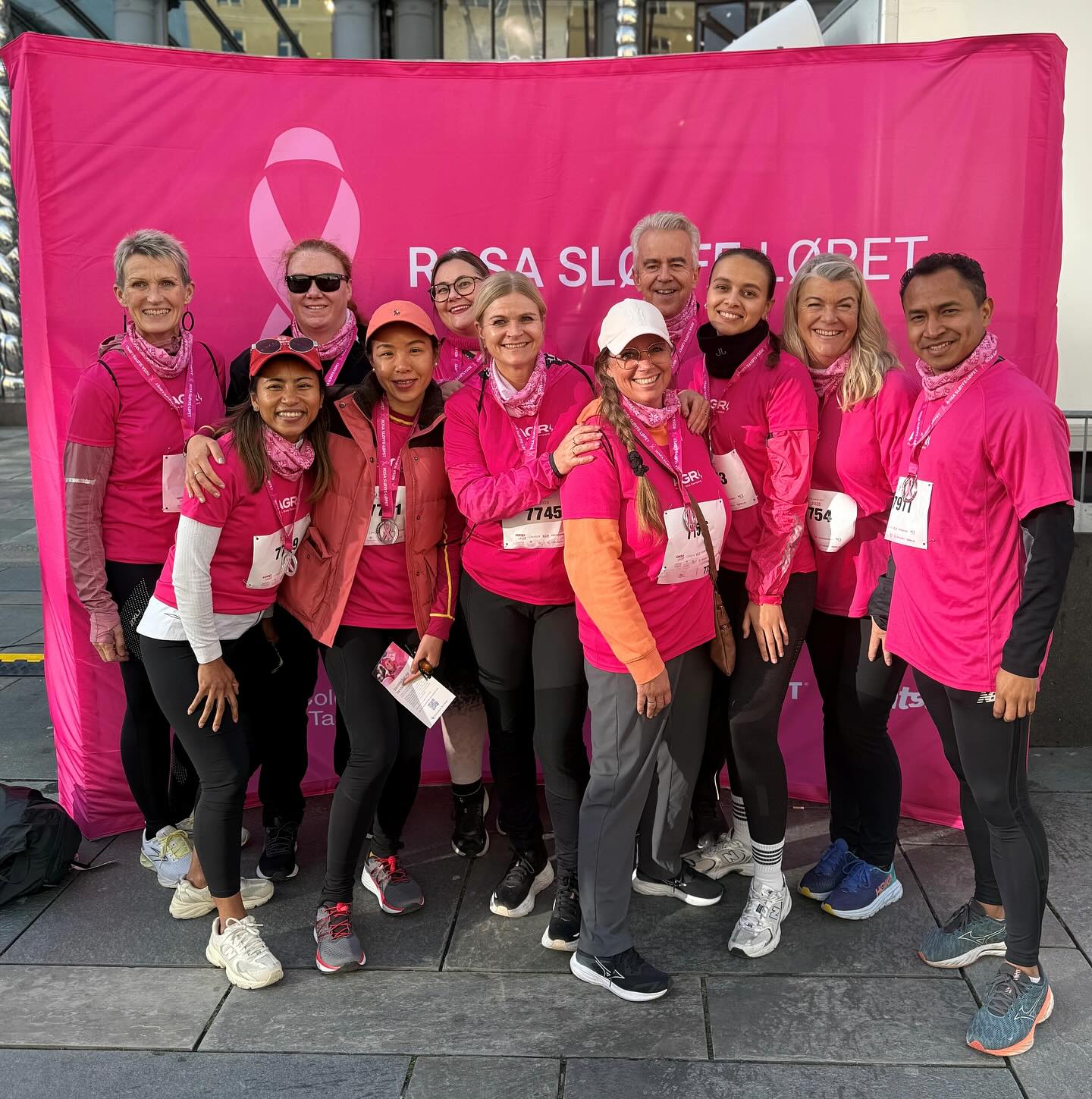 I går deltok vi, sammen med våre nye kollegaer i AGR, på Rosa Sløyfe-løpet i Bergen - årets viktigste løp! 🎀
Vi løp for å vise støtte til brystkreftsaken og for alle som er berørt. Vi takker for en inspirerende dag fylt med engasjement, samhold og rosa energi!💗
#rosasløyfe #rosasløyfeløpet