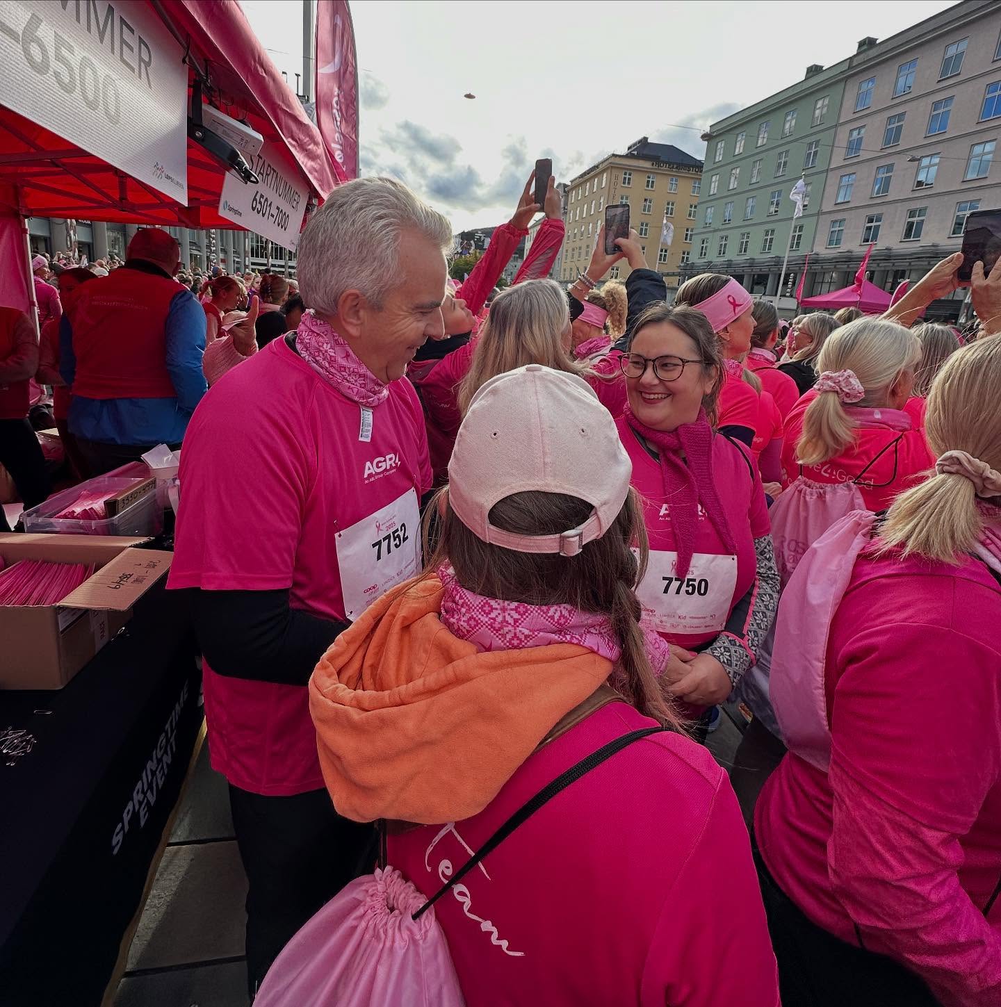 I går deltok vi, sammen med våre nye kollegaer i AGR, på Rosa Sløyfe-løpet i Bergen - årets viktigste løp! 🎀
Vi løp for å vise støtte til brystkreftsaken og for alle som er berørt. Vi takker for en inspirerende dag fylt med engasjement, samhold og rosa energi!💗
#rosasløyfe #rosasløyfeløpet