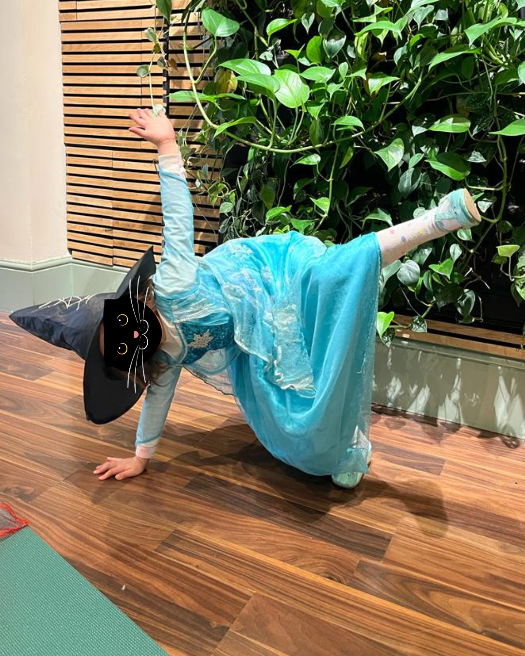 🍂 Autumn & Halloween Family Yoga Session 🍂
Join @marysheppardyoga this Saturday afternoon for her monthly family yoga session at Moon – for kids aged 2 - 6 yrs and their grown-ups (and younger siblings) 😊
🗓️Sat 18th Oct at 2:15pm -3.00pm
👉Book via the link in our bio
🎃We will explore the beauty of Autumn and Halloween as we co-create some fun family yoga poses, explore the changes we see in nature in Autumn and co-create Autumn inspired mandalas.
Feel free to wear your favourite Halloween dress up for this session!🎃
🌈As a Rainbow Kids & Family Yoga certified teacher, Mary provides beautiful, colourful, interactive, social, and co-created yoga classes for children and families. @rainbowkidsyoga
✨We will co-create the class together in a magical and playful way using lots of creativity sprinkled throughout the class; games, partner yoga, stories, music, dancing, arts and crafts, mindfulness, relaxation, and massage!
👻🎃Come along for a super fun family yoga session 🙌
#halloweenyogaforkids
#rainbowkidsyoga
#rainbowkidsyogateacher
#familyyogalondon
#kidsyoga
#yogaforchildren
#nw5