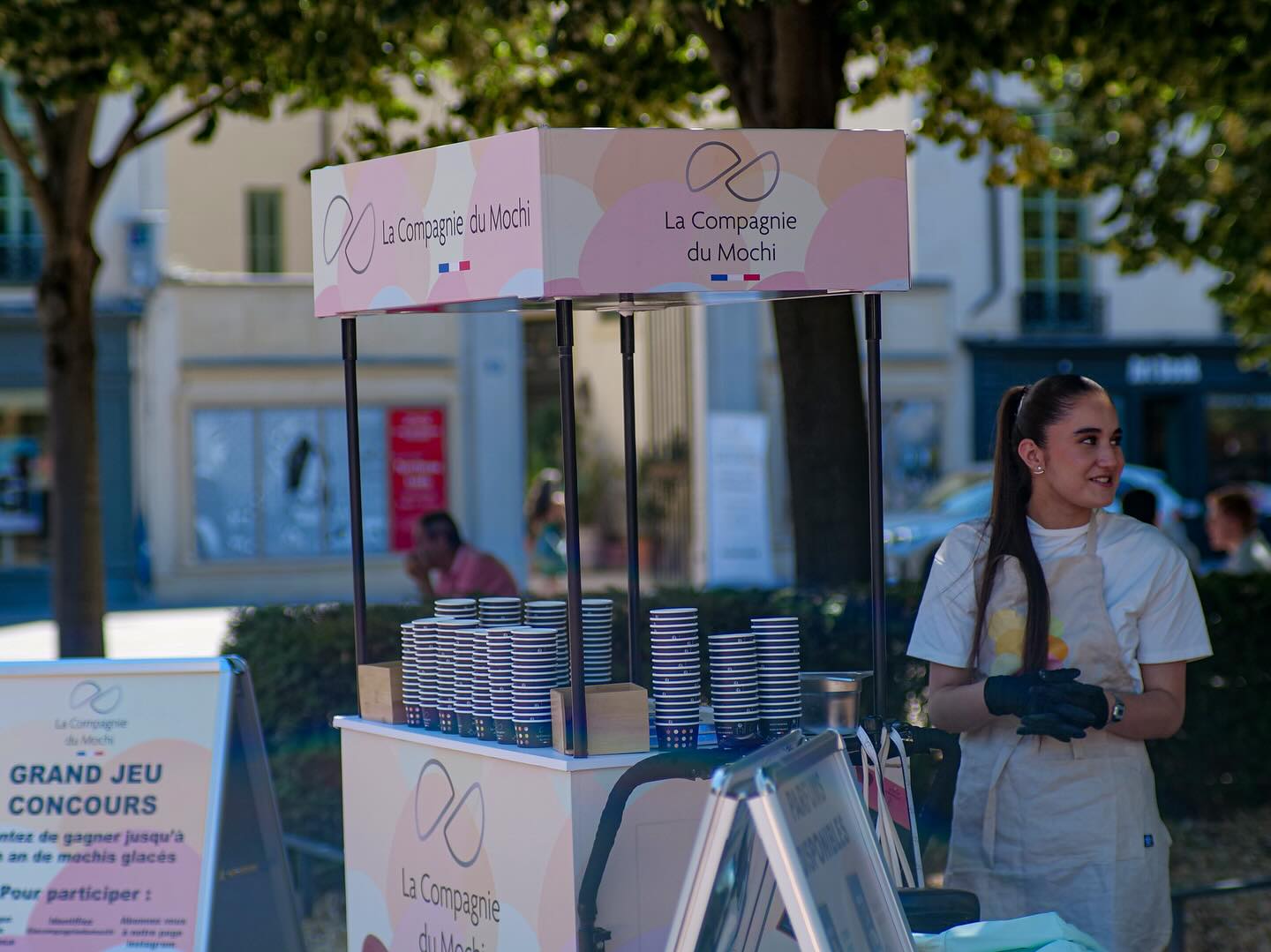 Notre triporteur prend des couleurs et des saveurs ! 🍡💛 Pour Boncolac et La Compagnie des Mochis, chaque détail a été pensé pour créer un univers gourmand et ludique, du design du triporteur aux pots personnalisés. Trois roues, des mochis et beaucoup de sourires : le combo parfait pour une expérience unique et colorée !…
