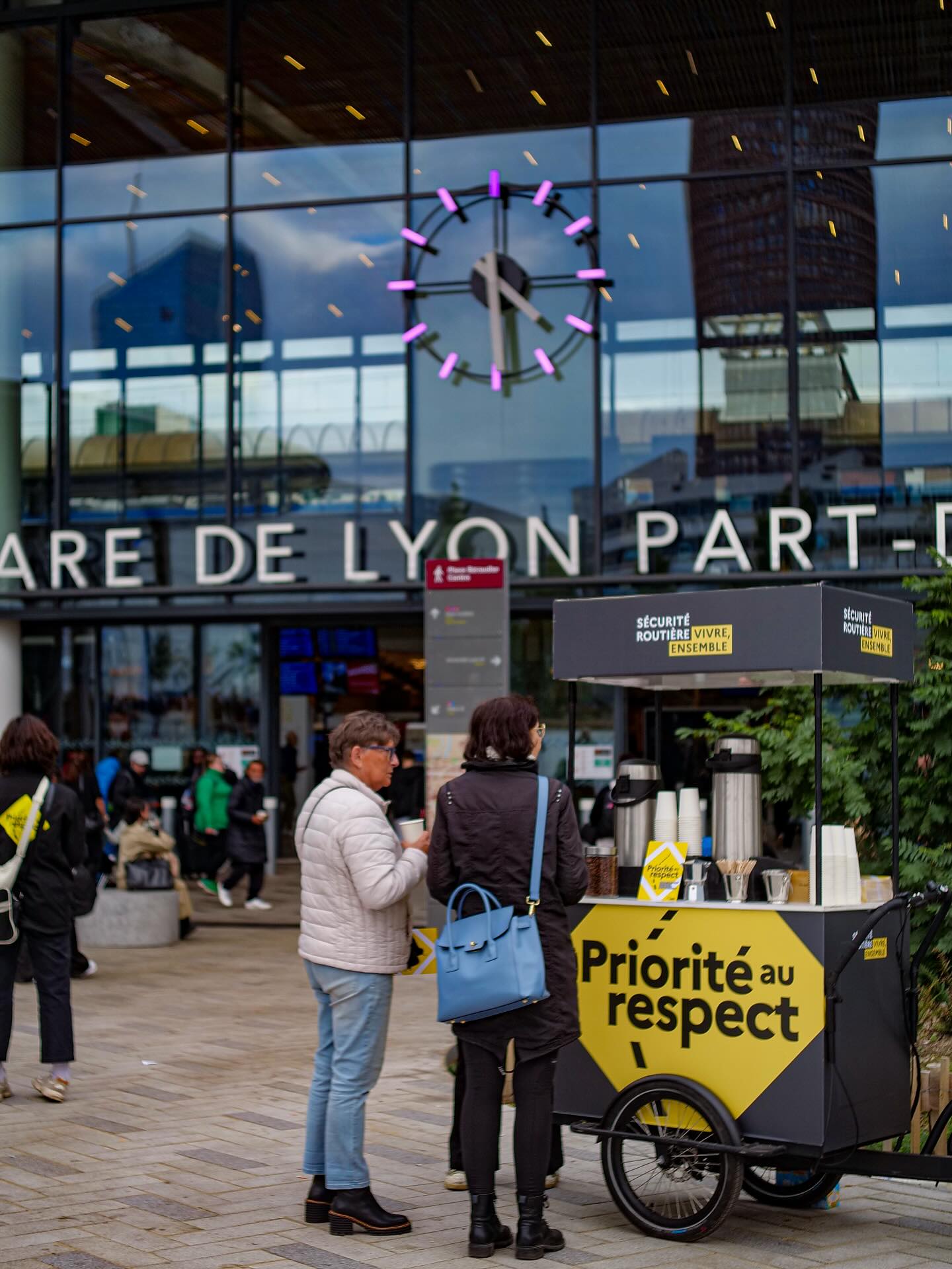📍 Lyon, Paris, Rennes, Bordeaux, Marseille 5 villes, 1 message : « Priorité au respect ». Des centaines de cafés distribués Des échanges précieux Des citoyens engagés Ce triporteur n’était pas qu’un moyen de transport : c’était un véhicule de dialogue, de prévention et d’écoute. Merci à toutes les équipes mobilisées et aux passants pour ces beaux…