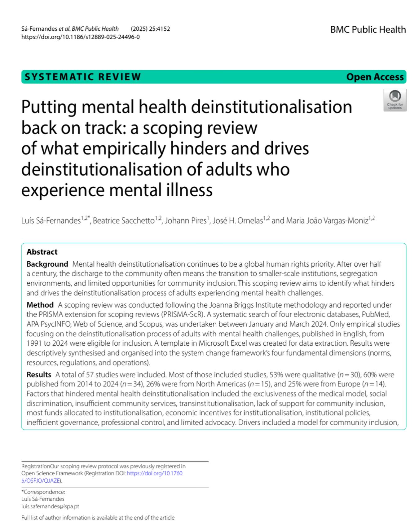 Partilhamos com entusiasmo que os membros do nosso centro publicaram um importante artigo sobre um dos temas mais urgentes na saúde mental contemporânea:
“Putting mental health deinstitutionalisation back on track: a scoping review of what empirically hinders and drives deinstitutionalisation of adults who experience mental illness.”
Autores: Luís Sá-Fernandes, Beatrice Sacchetto, Johann Pires, José H. Ornelas & Maria João Vargas-Moniz
🌍 Porque é que este estudo importa?
A desinstitucionalização continua a ser uma prioridade global de direitos humanos. No entanto, demasiado frequentemente, a transição para a comunidade ainda significa a passagem para micro-instituições, ambientes segregados ou oportunidades limitadas de participação social.
🔍 O que fez este estudo?
A equipa realizou uma scoping review rigorosa (PRISMA-ScR), analisando 57 estudos publicados entre 1991 e 2024, para identificar:
- O que impede
- E o que verdadeiramente promove
a desinstitucionalização de adultos com problemas de saúde mental.
📌 Principais obstáculos identificados:
– Predomínio do modelo médico
– Discriminação social
– Falta de serviços comunitários adequados
– Transinstitucionalização
– Falta de apoio à inclusão social
– Financiamento centrado em instituições
– Políticas institucionais e fraca governação
📌 Principais motores da mudança:
– Modelos orientados para a inclusão comunitária
– Estratégias alinhadas com os direitos humanos
– Envolvimento dos pares e da comunidade
– Políticas e recursos que fortalecem a vida em comunidade
📚 Este trabalho reforça a necessidade de sistemas de saúde mental verdadeiramente centrados na comunidade, inclusivos e baseados em evidência científica.
👏 Parabéns aos autores e à equipa APPSYCI por contribuírem para uma agenda internacional tão relevante!
#APPSYCI #Investigação #SaúdeMental #Deinstitucionalização #DireitosHumanos #CommunityPsychology #Research #SciComm #ispa Instagram Post