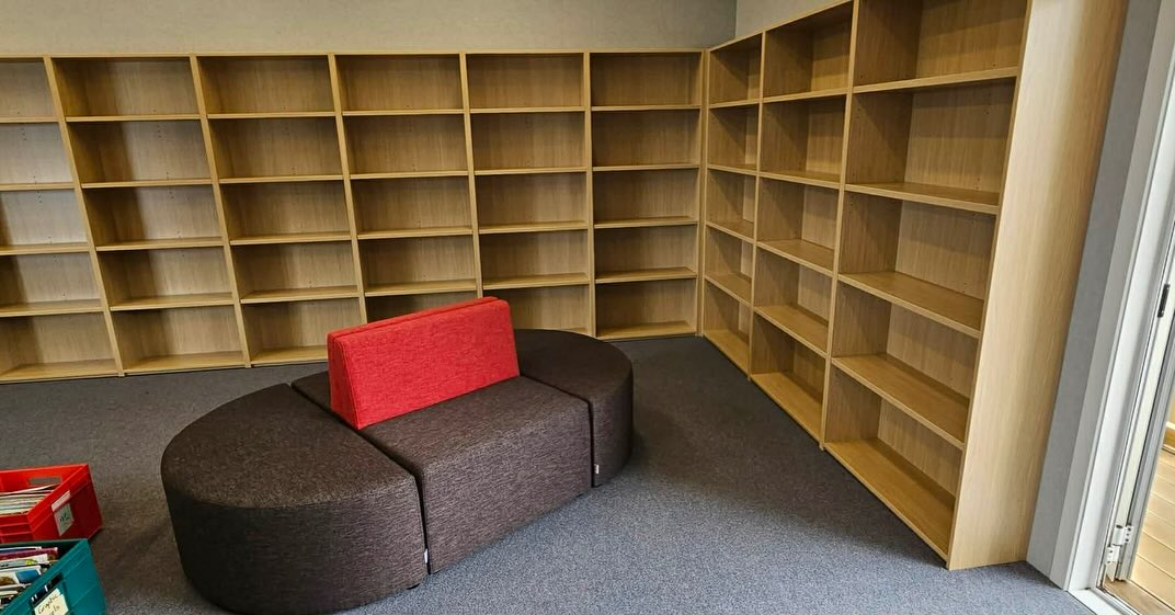 Te Mahia School ๐ Library shelving manufactured and installed by the team at Pollettโs ๐๐ผ