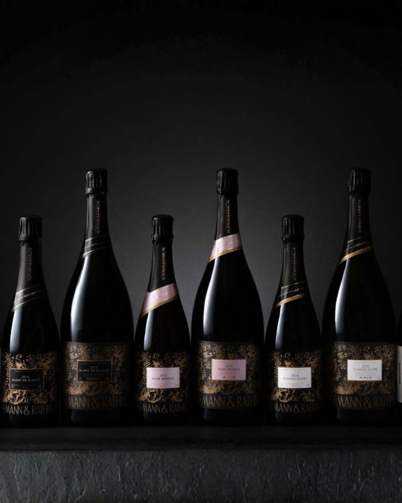 🍾 Meet the Winemaker: Hoffmann & Rathbone at Brunswick Fine Wines 🍾
Discover award-winning English wines and meet Ulrich Hoffmann, founder of Hoffmann & Rathbone, for an exclusive evening exploring one of England’s most exciting boutique wineries.
From elegant vintage sparkling cuvées to rare Sussex still wines, Hoffmann & Rathbone has built a reputation for producing exceptional wines only in the very best years — with precision, character and a true sense of place.
Hosted by Ulrich himself, this special tasting will feature:
✨ 2015 Classic Cuvée
✨ 2015 Blanc de Noirs
✨ 2014 Rosé Réserve
✨ 2013 Blanc de Blancs Brut
✨ Pinot Noir NV5
✨ 2023 Bacchus
A rare opportunity to taste through the range and hear the story behind one of England’s most celebrated estates.
📍 Brunswick Fine Wines & Spirits
📅 Thursday 28 May
🕖 7pm – 9pm
🎟 £35 per ticket
Spaces are limited — book now via the link in bio.
#BrunswickFineWines #HoffmannAndRathbone #EnglishWine #MeetTheWinemaker #SussexWine WineTasting BrightonEvents FineWine EnglishSparklingWine