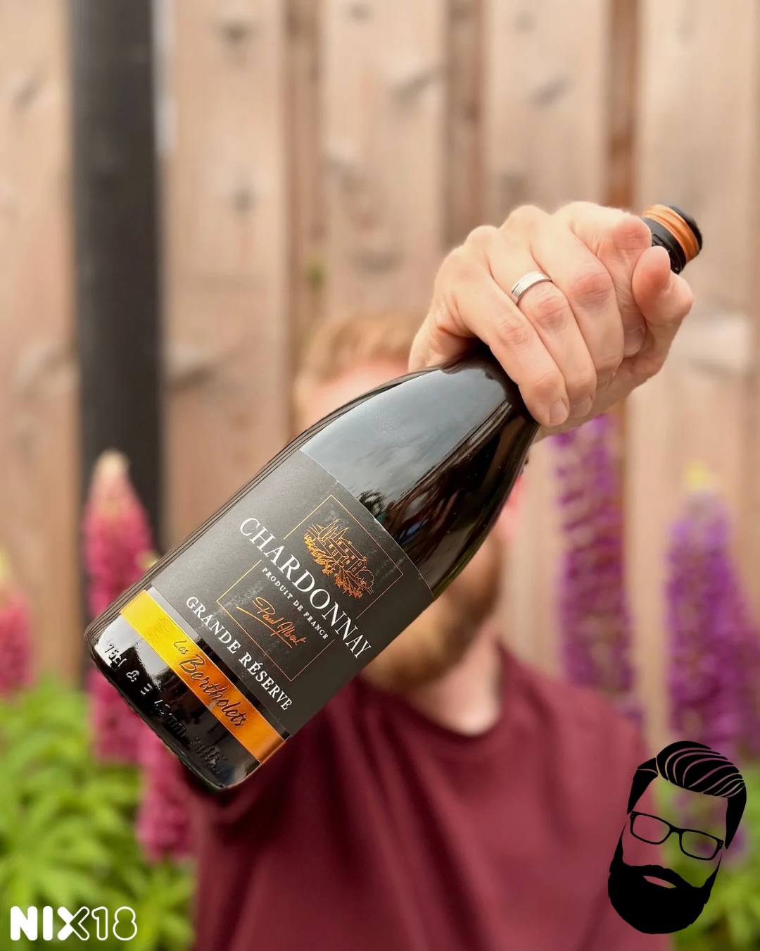 Als je van boterbabbelaars en hout houdt! 🧈🪵✨
Les Bertholets Grande Réserve Chardonnay, Pays d’Oc, Frankrijk
De liefhebbers weten het: over Chardonnay raak je op verjaardagen nooit uitgepraat. De één wil strak, fris en mineraal, de ander zweert bij die dikke, vette stijl. Behoor jij tot dat laatste kamp? Dan hebben we een hele warme tip voor je. Deze Grande Réserve van Les Bertholets is namelijk Wijn van de Maand bij De Wijnzaak! Dat betekent dat je deze volle Franse fles de hele maand juni voor een wel héél aantrekkelijk prijsje in huis haalt. 💸 Bulk-alarm!
Zodra je deze wijn inschenkt, zie je het eigenlijk meteen aan die prachtige, diepe goudgele kleur: dit is geen lichte doordrinker, dit is een wijn met body. Als je je neus in het glas steekt, ruik je direct rijp wit fruit zoals perzik, maar al snel wordt dat overgenomen door een flinke stoot vanille en warme toast. In de mond is hij lekker dik, filmend en super mollig. Verwacht hier geen explosie van fris fruit; deze fles draait echt om de gelaagde tonen van vanille en zoete butterscotch. Als je houdt van die rijke, romige ‘meursault-stijl’ Chardonnay, dan ga je hier echt ontzettend hard op. Voor ons mist hij misschien nét dat beetje finesse en fruitige spanning, maar dat mag de pret zeker niet drukken: dit is gewoon een goed en eerlijk glas! 🥂💛
Onze beoordeling: 🍼🍼🍼
Wij kregen ‘m van @dewijnzaak. Actieprijs is €8,49.
Maar hoe krijgt deze Chardonnay nou die kenmerkende dikke body zonder dat je de hoofdprijs betaalt? Dat is het geheim van moderne eikenhout-infusie! In plaats van de wijn jarenlang in dure houten vaten te leggen, krijgt hij in de kelder een slimme ‘theezak-behandeling’ met echt, geroosterd Frans eikenhout. Dit geeft super snel die intense, herkenbare aroma’s van vanille en toast af. Je mist hierdoor misschien de subtiele finesse van een dure Bourgogne, maar je krijgt er wel een heerlijk dikke, betaalbare smaakbom voor terug. Value for money dus!
Achter deze fles staat Les Bertholets, een modern succesverhaal uit de zonovergoten Pays d’Oc in Zuid-Frankrijk. Dit wijnhuis heeft er een topsport van gemaakt om klassieke, rijke Franse wijnstijlen te vertalen naar het moderne glas van n