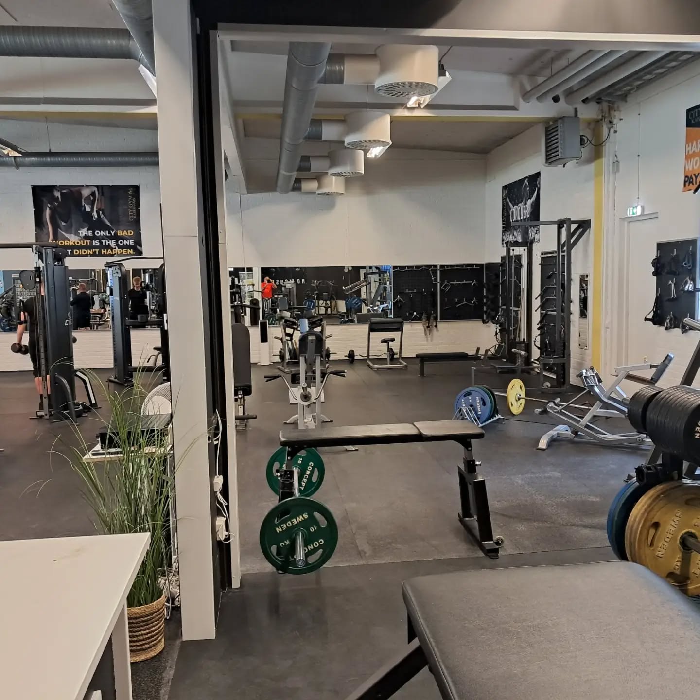 På förekommen anledning upplyser vi återigen att man lämnar plats för andra när man kört klart sitt set. Man sitter inte kvar i maskinen och blockerar denna tills man har kört alla sina set utan man släpper fram andra.
Det heller inte ok att ”paxa” flera maskiner under passet genom att lägga sina tillhörigheter vid olika maskiner.
Om alla förhåller sig till detta så får vi ett bättre flyt i träningen för alla.
Om detta ändå fortsätter är alternativet att vid två tillsägelser blir medlemmen ombedd att byta gym. -Skyltarna med dessa regler finna redan tydligt framsynta i gymet.
Vänliga hälsningar Styrelsen
