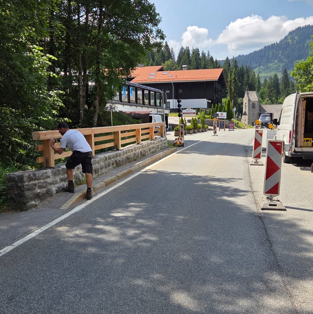 Neues Brückengeländer am Spitzingsee⚒️
Diese Woche durften wir dieses schöne Brückengeländer aus Lärchenholz montieren.
Für die Arbeiten wurde sogar extra die Straße gesperrt – so konnten wir alles sicher und unkompliziert umsetzen.👌🏽
Bei so einer Aussicht macht die Arbeit gleich doppelt Spaß!⛰️😎
#spitzingsee #brückengeländer #arbeitenausholz #zimmereiniederthanner #regionalhandwerk