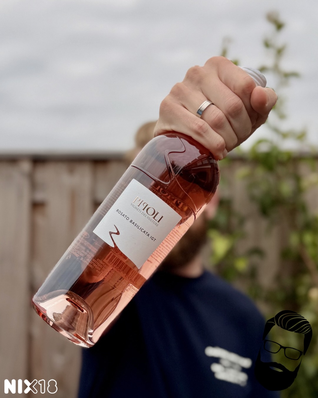 Een rosé gemaakt van de ‘Barolo van het Zuiden’?! 🤯🍷
Pipoli Rosato, Vigneti del Vulture, Basilicata, Italië
De zomer is officieel begonnen, dus tijd voor zwoele avonden, de barbecue die overuren draait en natuurlijk: een goeie rosé in het glas. En laat deze Italiaanse smaakbom van Pipoli nou net verkozen zijn tot een van de Wijnen van de Maand bij De Wijnzaak! Dat betekent dat je deze fles de héle maand juli extra voordelig in huis haalt. Gooi die klimaatkast maar vol! 💸☀️
Zodra je deze Pipoli Rosato inschenkt, valt direct zuurstokroze kleur op. Het aroma is intens en barst van het knallende, pure fruit. Denk aan wilde aardbeien, frambozen, een vleugje granaatappel en sappige rode kersen, subtiel afgetopt met een zacht bloemig accent van viooltjes. De smaak is heerlijk sappig en energiek met een waanzinnige structuur. Maar vergis je niet: dit is absoluut geen zoetsappige limonade-bom! Juist door die fijne zuren en een verrassend, licht ziltig mineraalrandje heeft de wijn ontzettend veel body en diepgang. Hij blijft heerlijk lang hangen met een verfrissende, droge afdronk.
Onze beoordeling: 🍼🍼🍼🍼
Wij kregen ‘m van @dewijnzaak. De hele maand juli verkrijgbaar voor €8,49.
Wat deze fles nou écht uniek maakt, is zijn vurige herkomst. De druiven groeien op de flanken van de Monte Vulture, een gigantische, uitgedoofde vulkaan in de Zuid-Italiaanse regio Basilicata (de ‘wreef’ van de Italiaanse laars). Omdat de wijngaarden behoorlijk hoog liggen, koelt het er ‘s nachts flink af. Hierdoor rijpen de druiven superlangzaam en behouden ze die heerlijke, strakke frisheid die je zoekt in een top-rosé.
Achter deze fles zit wijnhuis Vigneti del Vulture (onderdeel van de bekende Fantini Group). Wijnmaker Danilo Gizzi maakt hier een gedurfde keuze: deze rosé is namelijk voor 100% gemaakt van de Aglianico-druif. Deze druif wordt door kenners ook wel ‘de Barolo van het Zuiden’ genoemd omdat hij normaal gesproken wordt gebruikt voor loeizware, tannine-rijke rode bewaarwijnen.
Heb jij wel eens een rosé gedronken die van een vulkaan afkomt? Laat het ons weten in de reacties! 👇