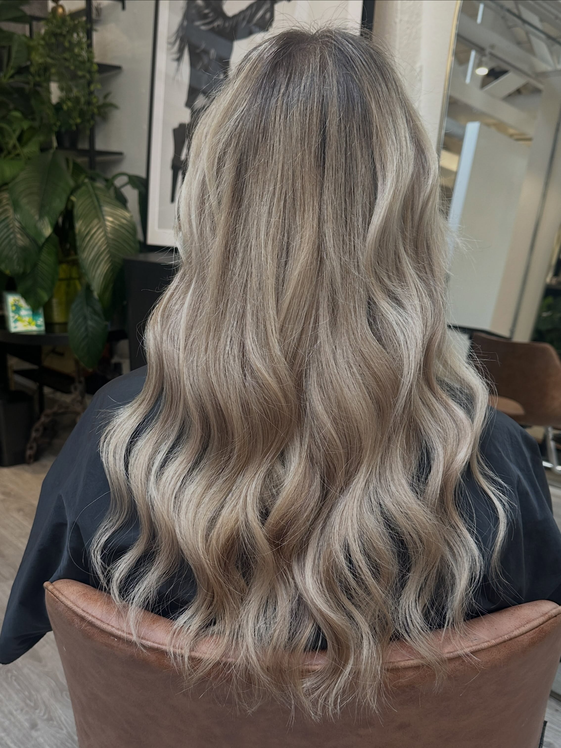 After —> in process —> before. 3.5 packs of custom colored k-tip extensions in @bellamihairpro cookie dough and 24k glimmer to add length and fullness.