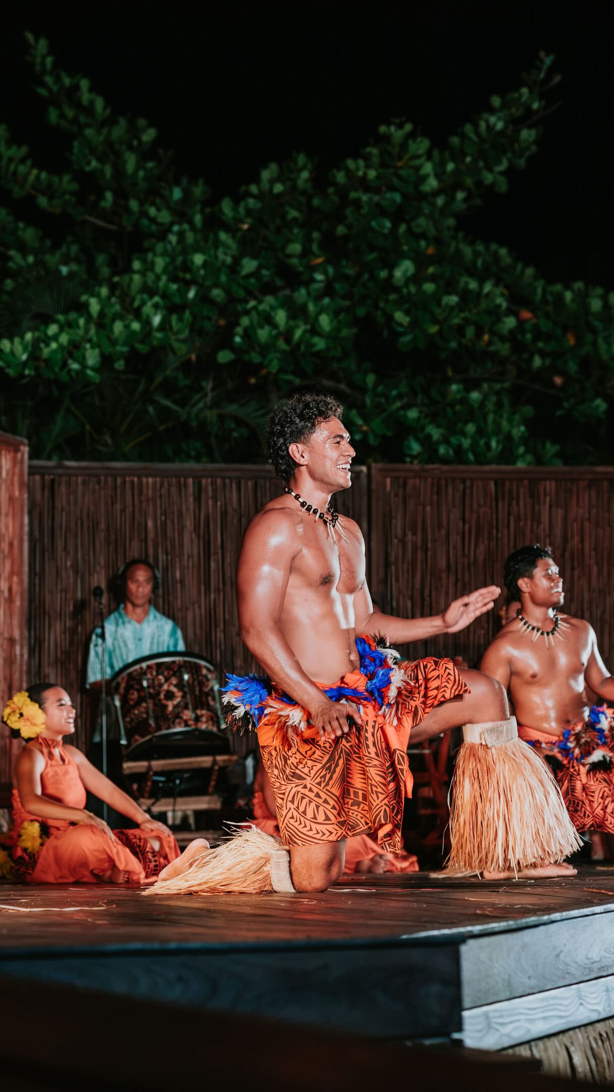 ✨ Meet our ʻohana! 🌺 Episode 2
Say aloha to Laukoa, one of our incredible Line Captains! 🤎 From helping keep the show running smoothly behind the scenes to bringing energy on stage, he’s an essential part of the Island Breeze ʻohana.
And his favorite part of the show? 😅 When it’s over. (Don’t worry… he’s joking! 😂)
Get to know the faces behind the magic, one cast member at a time. 🌴✨ Who should we introduce next?
#IslandBreezeLuau #MeetOurOhana #PolynesianCulture #KonaHawaii #AlohaSpirit