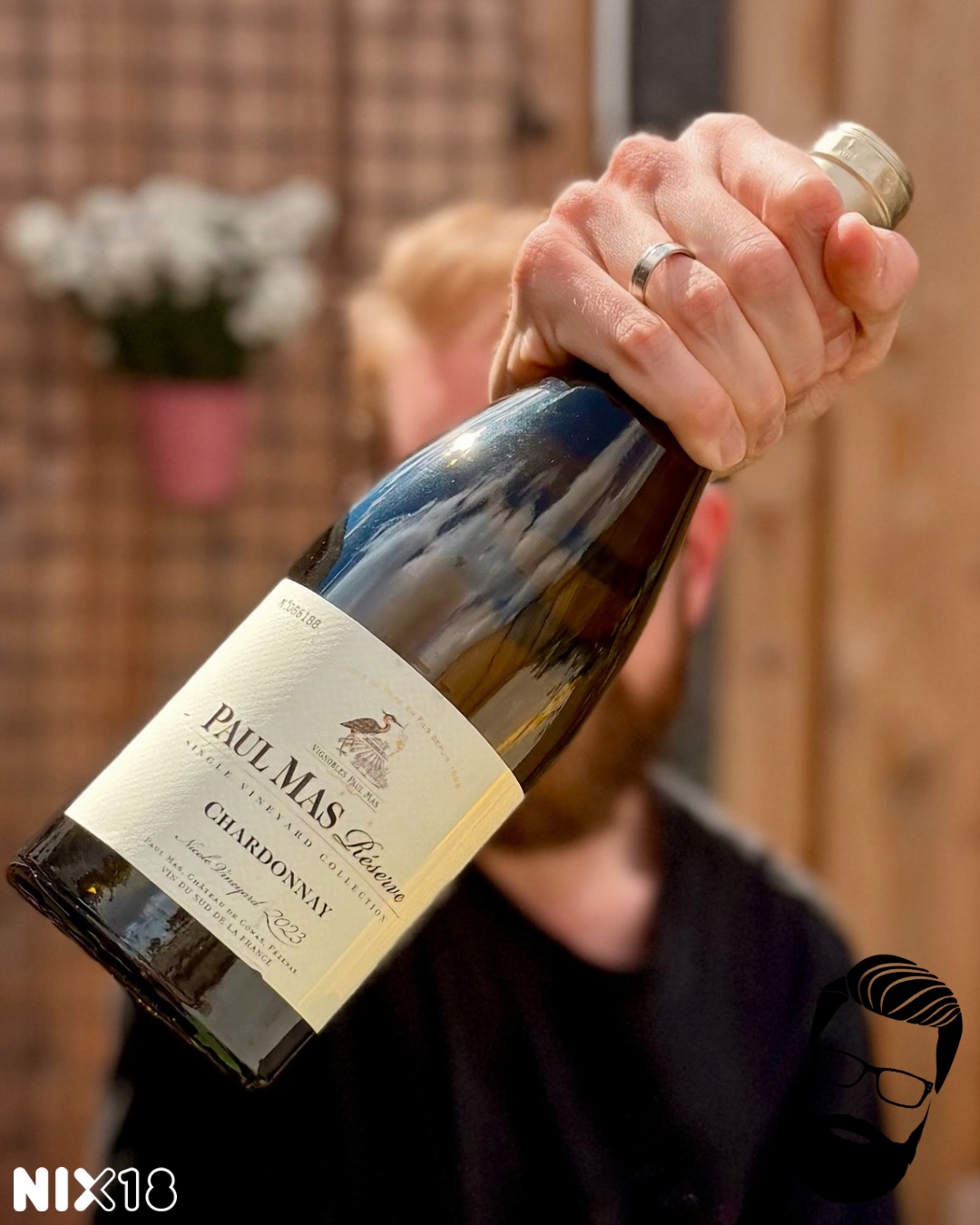 Bourgondische weelde voor een Franse ‘wijnschuur’-prijs?! 🇫🇷🧈
Estate Chardonnay Reserve, Paul Mas,Languedoc, Frankrijk
Eerlijk: een volle, romige Chardonnay is altijd een goed idee. En laat deze fles net een van de Wijnen van de Maand bij De Wijnzaak zijn! Dat betekent dat je deze wijn de héle maand augustus extra voordelig inslaat om je klimaatkast mee aan te vullen. 💸☀️
In het glas is ‘ie goudgeel met een mooie strogele glans. Zodra je ruikt, stuift ‘ie je tegemoet: een explosie van rijp tropisch fruit zoals ananas en rijpe peren, met een wat diepere geur van geroosterde hazelnoten en een hint van vanille en toast. In de mond is hij zacht en romig, en dankzij nog best wat zuren en een mineraal randje blijft hij toch goed in balans en wordt ‘ie niet te log.
We hebben de fles eerst rustig op de ideale serveertemperatuur (zo’n 10-12 °C) laten komen in onze wijnklimaatkast van @wijnkastenshopcom. Zo blijven alle romige aroma’s én de frisse fruit zuren optimaal in balans zodra je ‘m inschenkt! 🌡️🍷
Onze beoordeling: 🍼🍼🍼🍼
Wij kregen ‘m van @dewijnzaak. De hele maand augustus verkrijgbaar voor € 8,99.
Lang gold de Languedoc in het zuiden van Frankrijk als de ‘wijnschuur’ van het land – een regio die bekendstond om immense volumes eenvoudige tafelwijn. Maar de afgelopen decennia heeft er een gigantische kwaliteitsrevolutie plaatsgevonden. Dankzij een nieuwe generatie wijnmakers, moderne technieken en het unieke mediterrane klimaat (warme zonnige dagen gecombineerd met verkoelende zeewind) is de Languedoc nu dé plek voor betaalbare topkwaliteit.
Achter deze fles zit wijnmaker Jean-Claude Mas van Domaines Paul Mas. Hij noemt zijn filosofie ‘Le Luxe Rural’ (landelijke luxe): traditionele Franse elegantie combineren met een fruitige, toegankelijke stijl. Voor deze Single Vineyard Collection gebruikt hij druiven van het Nicole Vineyard in Montagnac. Een flink deel (60%) rijpt 4 tot 6 maanden op eikenhouten vaten mét batonnage (het doorroeren van de gistcellen voor die heerlijke romigheid), terwijl de rest op roestvrij staal blijft voor de strakke frisheid. Het resultaat? Een combi van fris fruit en houtgerijpte vetheid!