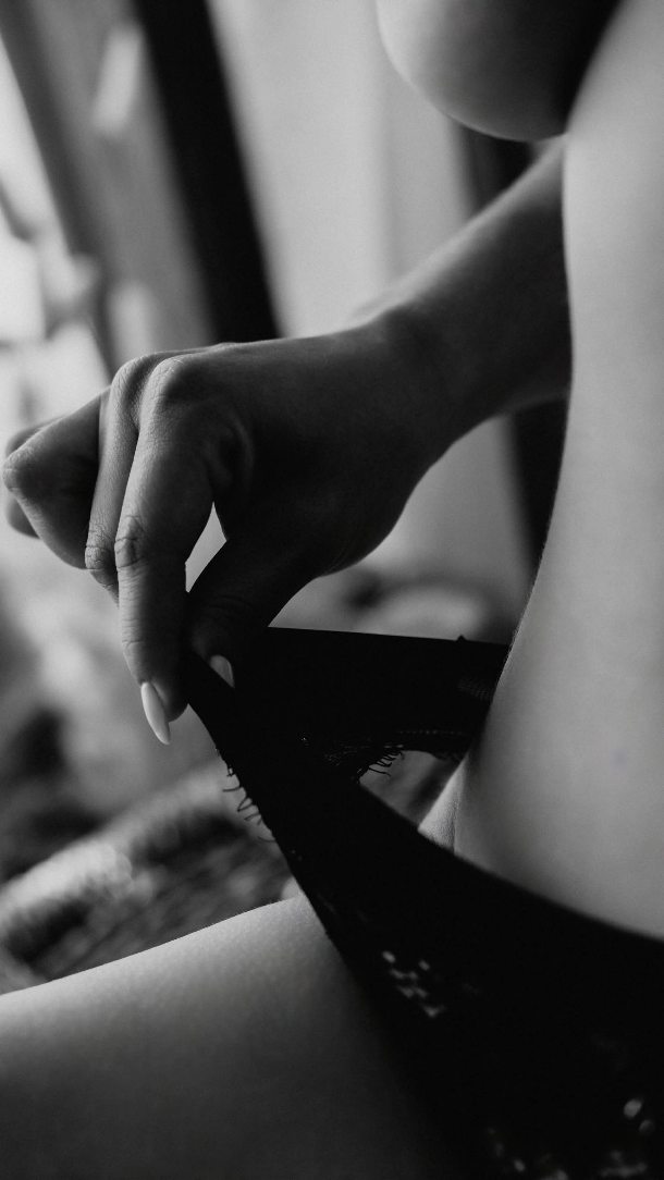 Elle est arrivée en me disant :
« Je ne suis pas photogénique… » 🙈
Elle est repartie avec une seule question :
« Pourquoi je n’ai pas fait cette séance plus tôt ? »
Une séance femme, ce n’est pas seulement faire de belles photos. C’est se redécouvrir, reprendre confiance et se voir enfin avec un regard plus doux
Et toi, tu oserais passer devant mon objectif ?
#SéanceFemme #PortraitDeFemme #ConfianceEnSoi #EstimeDeSoi #PhotographeMoselle PhotographeMetz PhotographeThionville PhotographeLuxembourg