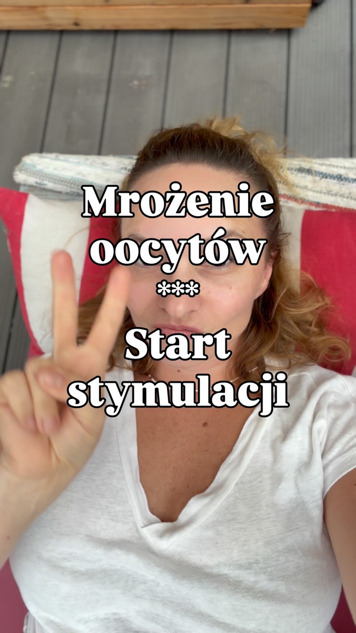 Druga wizyta. I zaczynamy stymulację. 🩷
To był moment, na który czekałam — po USG okazało się, że wszystko wygląda dobrze i możemy rozpocząć właściwą stymulację. Jajnik dopisuje obfitością. 😉
Mam tylko jeden funkcjonujący jajnik. Z drugiego wiele lat temu usuwano torbiel i po zabiegu… poszedł sobie na emeryturę. 😉
Dlatego tym bardziej ucieszyło mnie to, co zobaczyliśmy na USG.
🌿 Mam przed sobą jeszcze dwa dni zastrzyków wyciszających, a potem zaczynam kolejny etap — właściwą stymulację.
📋 Lekarz rozpisał mi dokładny plan stymulacji, dawki leków i kolejną wizytę.
📅 Pierwsza kontrola została zaplanowana na 6. dzień stymulacji. Dalej wszystko będzie zależało od tego, jak będą rosły pęcherzyki i jak mój organizm będzie odpowiadał na leki.
Ale podczas tej wizyty pojawiło się też pytanie, o którym wcześniej właściwie nie pomyślałam:
Czy po punkcji będę mogła sama wrócić do domu?
Okazuje się, że zaleca się, aby ktoś odebrał mnie po zabiegu.
I tutaj pojawia się całkiem praktyczna strona mrożenia komórek jajowych — szczególnie kiedy przechodzi się przez tę procedurę bez partnera.
Także oficjalnie: szukam chętnego na odebranie mnie z kliniki. 😅
A poza tym?
Na razie jest we mnie dużo spokoju. Bez wielkich emocji, bez stresu, bez lęku. Fizycznie pojawiają się drobne objawy, ale funkcjonuję normalnie.
Za to głowa czasami zadaje swoje pytania…
Czy to ma sens?
Po co właściwie to robię?
Czy jeszcze kiedyś będę mamą?
Nie mam dziś na nie odpowiedzi.
Idę więc dalej. Krok po kroku. 🍀
💬 A jakie Tobie towarzyszą myśli i emocje podczas Twojej drogi?
W całym tym procesie wspieram się tym, czym od lat wspieram moje pacjentki — akupunkturą, ziołami i kompleksowym podejściem do organizmu. 🌿
Jeśli jesteś właśnie na etapie starań o dziecko, przygotowujesz się do procedury, jesteś w jej trakcie albo przygotowujesz się do transferu, wesprzyj swój organizm i zadbaj o siebie również w tym czasie.
📩 Jeśli czujesz, że takie wsparcie może być dla Ciebie, napisz do mnie lub napisz w komentarzu AKU, a otrzymasz bezpośredn