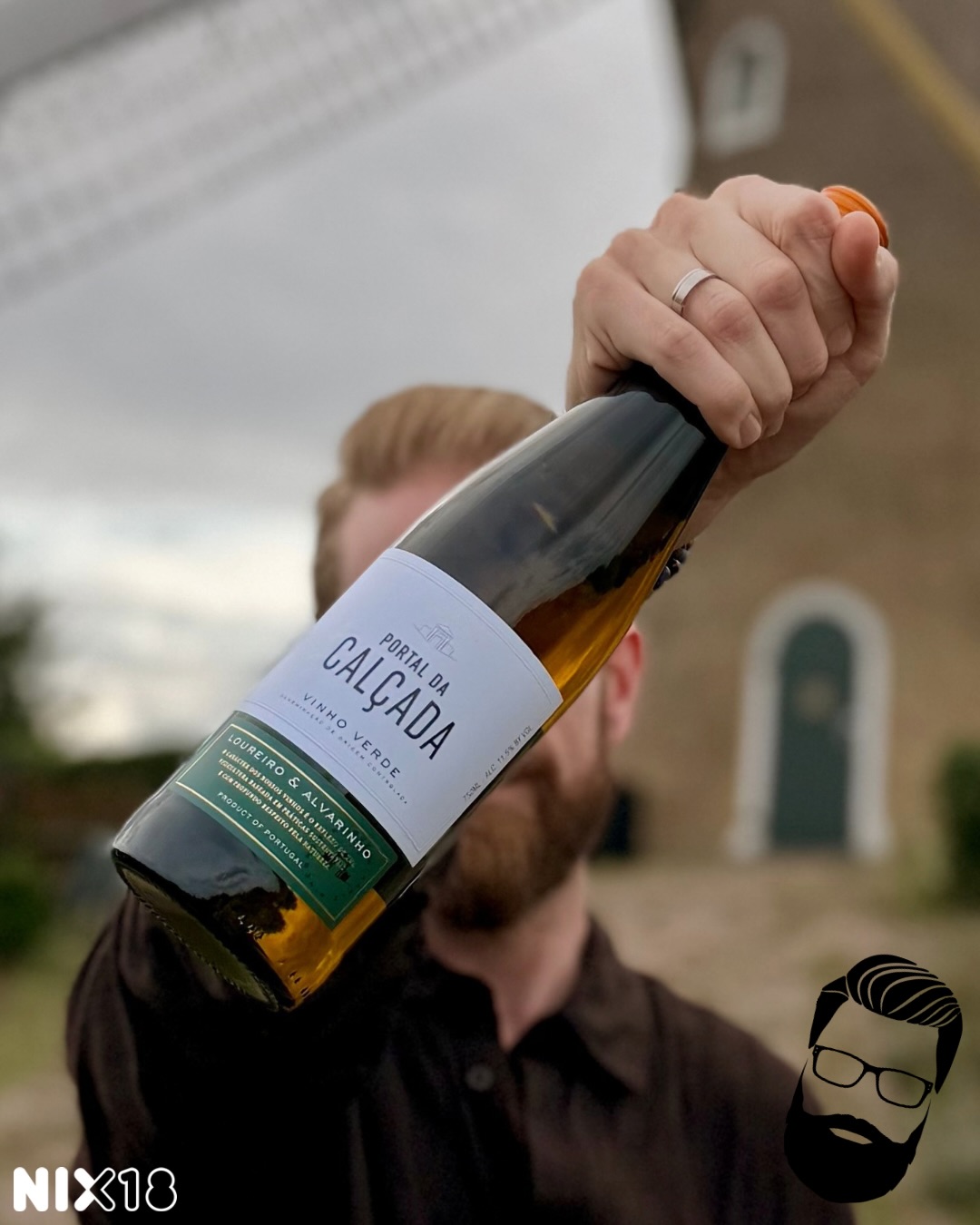 Koninklijk proosten voor een tientje? Ja, dat kan dus echt! 🏛️✨🇵🇹
Portal da Calçada Vinho Verde Reserva, Minho, Portugal
Op zoek naar een wijn die écht verfrissend is, maar wél inhoud heeft? We got you! ☀️🧀 Geen alledaags terraswijnje, maar een fles waar je even voor gaat zitten om van te genieten. En dan is ‘ie ook nog Wijn van de Maand bij @dewijnzaak! We begrijpen meteen waarom ze deze Portal da Calçada op het podium hijsen. Gemaakt in het majestueuze Casa da Calçada uit de 16e eeuw, brengt deze Reserva de traditie van het noorden van Portugal direct naar je glas. 🏛️🍇
Zodra je de wijn inschenkt, zie je een prachtige groengele schittering. In de neus stuift hij direct uit het glas: frisse groene appel, sappige citrus, rijpe peer en een bloemig randje. Hij heeft net dat extraatje: wat meer diepgang en lichte romigheid door Alvarinho en Loureiro. Geen dun ‘water met prik’-gevoel, maar een strakke, mineralige en heerlijk gebalanceerde droge witte wijn met een verrassend lange afdronk. Een topfles die je altijd in huis kan hebben!
Onze beoordeling: 🍼🍼🍼🍼🍼
Verkrijgbaar als Wijn van de Maand bij De Wijnzaak. Actieprijs in september is €9,49.
Het geheim van Vinho Verde? ‘Groene wijn’ dankt zijn naam niet aan de kleur in je glas, maar aan het groene landschap van Noordwest-Portugal én de jeugdige stijl van de wijn. De druiven worden vaak iets vroeger geplukt wanneer ze nog vol frisse zuren zitten. Door die vroege oogst blijven de suikergehaltes lager, wat resulteert in heerlijk doordrinkbare wijnen met een bescheiden alcoholpercentage. Ideaal voor wie zoekt naar ultieme frisheid, crispy fruittonen en een levendig karakter dat perfect past bij zonnige dagen en lichte gerechten!
Is Vinho Verde dan altijd wit? Zeker niet! Wit is wel de bekendste variant, maar Vinho Verde een hele wijnregio die ook rosé’s, mousserende wijnen én rode varianten maakt. Bovendien zie je tegenwoordig steeds meer stijlen: van frisse dorstlessers tot dikke Reserva’s!
Ren jij al naar de winkel of zet je ‘m direct in je online winkelmandje? Tag je borrelmaatje die wel een glas van deze Portugese topper kan gebruiken! 🥂👇