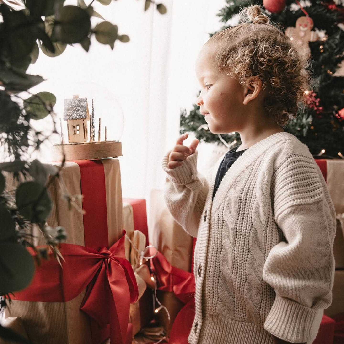 Et si, cette année, vous preniez vraiment le temps de garder un souvenir de votre Noël en famille ?
Les enfants grandissent, leurs petites expressions changent… mais les photographies restent.
Pour vos séances de Noël 2026, je vous ai préparé trois univers différents :
✨ L’atelier des petits lutins
☕ Une ambiance chocolat chaud, douce et gourmande
🤍 Un décor blanc, sobre et intemporel, accompagné de son joli sapin vert
Des séances pensées pour laisser les enfants être eux-mêmes, rire, jouer et profiter pleinement de ce moment en famille. Vous n’avez rien à gérer : je suis là pour vous guider et créer de belles images naturelles.
Les réservations sont ouvertes et l’agenda commence à se remplir… Si vous souhaitez votre petite parenthèse de Noël, ne tardez pas trop
📍 Studio à Freistroff, près de Thionville, Metz et du Luxembourg
📩 Informations et réservations en message privé
Alors, quel décor vous tente le plus cette année : lutins, chocolat chaud ou blanc intemporel ?
#SeanceNoel #PhotoNoel #Noel2026 #PhotographeFamille #PhotographeEnfant PhotographeMoselle PhotographeThionville PhotographeMetz PhotographeLuxembourg SouvenirsDeFamille Photographie1001Photos