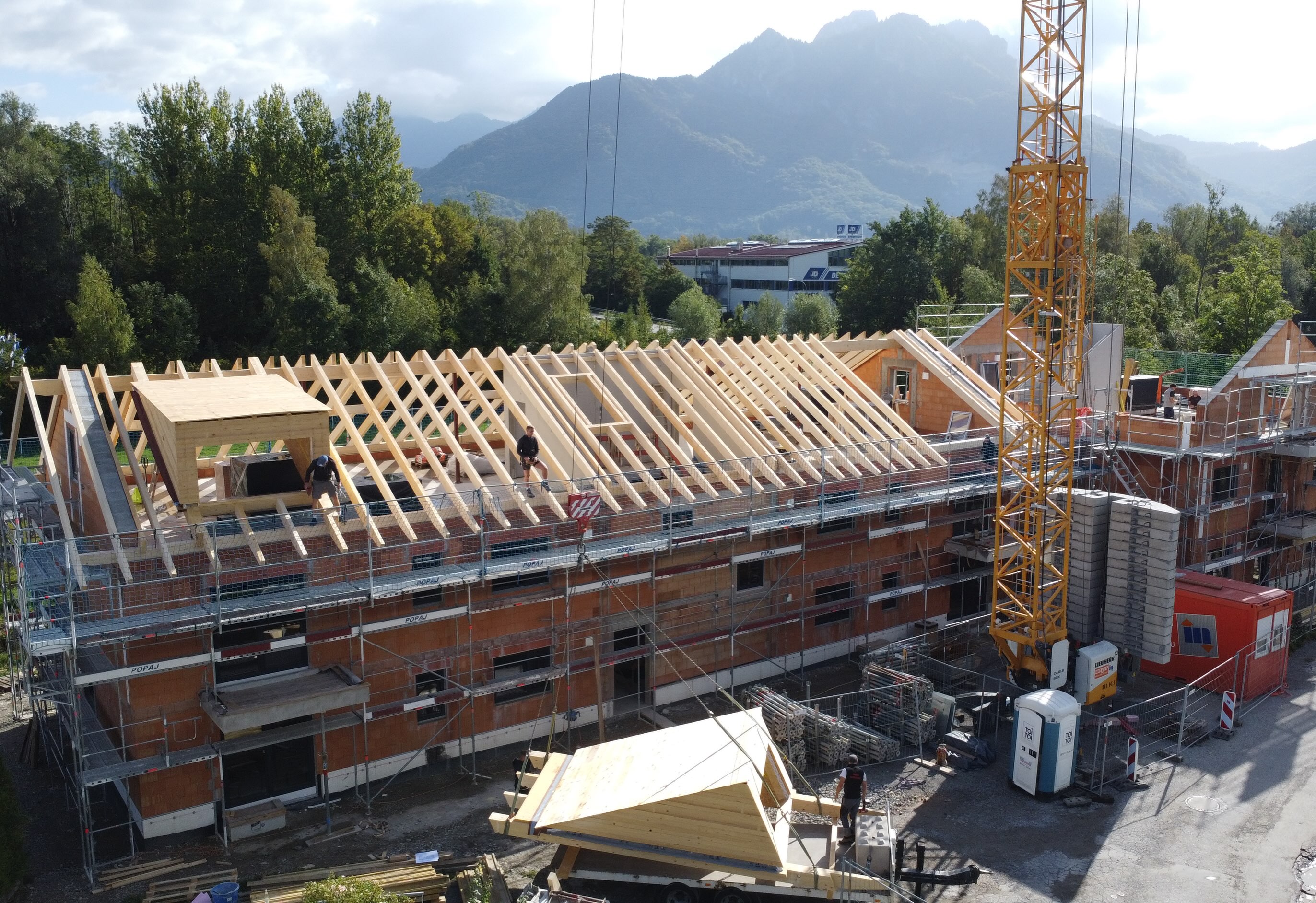 NEUER DACHSTUHL BEIM EHEMALIGEN BRÜCKENWIRT ⚒️
Pfette für Pfette, Sparren für Sparren - so entsteht hier ein neuer Dachstuhl für die Mitarbeiterwohnungen der @dettendorferspedition.
Die beiden Gauben haben wir bereits in unserer Montagehalle vorbereitet und anschließend fix und fertig mit dem Baukran aufgesetzt. 🏗️
Zusätzlich werden viele Dachfenster eingebaut, damit später viel Tageslicht in die neuen Wohnungen kommt.
Das schöne Herbstwetter hat uns dabei natürlich perfekt in die Karten gespielt. 🍂☀️
Wieder ein spannendes Projekt, bei dem man schön sieht, wie es Schritt für Schritt vorangeht! 🙌🏼
#mehrfamilienhaus #mitarbeiterwohnungen #dachgaube #zimmereiniederthanner #zimmererarbeiten