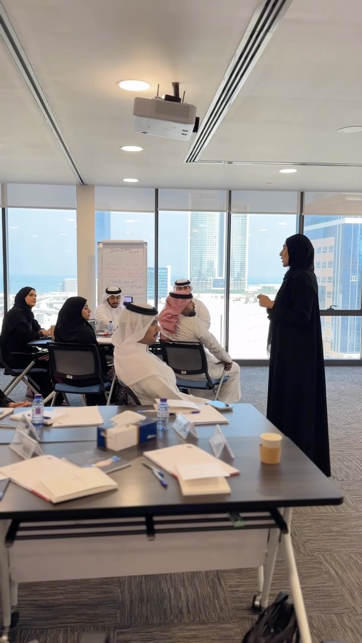 في إطار العلاقات الاخوية الراسخة بين مملكة البحرين و الامارات العربية المتحدة الشقيقة، وتعزيزا للتعاون المشترك مع أكاديمية أنور قرقاش الدبلوماسية وتبادل الخبرات والمعارف في مجال التدريب الدبلوماسي، استضافت أكاديمية محمد بن مبارك آل خليفة للدراسات الدبلوماسية ورشتي عمل الاولى في التحليل السياسي وصنع القرار بعنوان (التحليل السياسي: في عالم متغير: من المعلومة إلى القرار)، والثانية في مجال البروتوكول والإتيكيت الدبلوماسي بعنوان (الدبلوماسية والذوق الرفيع: قواعد البروتوكول).
As part of the longstanding fraternal relations between the Kingdom of Bahrain and the United Arab Emirates, and in support of cooperation with the Anwar Gargash Diplomatic Academy and the exchange of expertise and knowledge in diplomatic training, two workshops were held at the Mohammed bin Mubarak Al Khalifa Academy for Diplomatic Studies.
The workshops explored political analysis and decision-making through “Political Analysis: In a Changing World – From Information to Decision,” as well as diplomatic protocol and etiquette through “Diplomacy and the Art of Elegance: Rules of Protocol.”