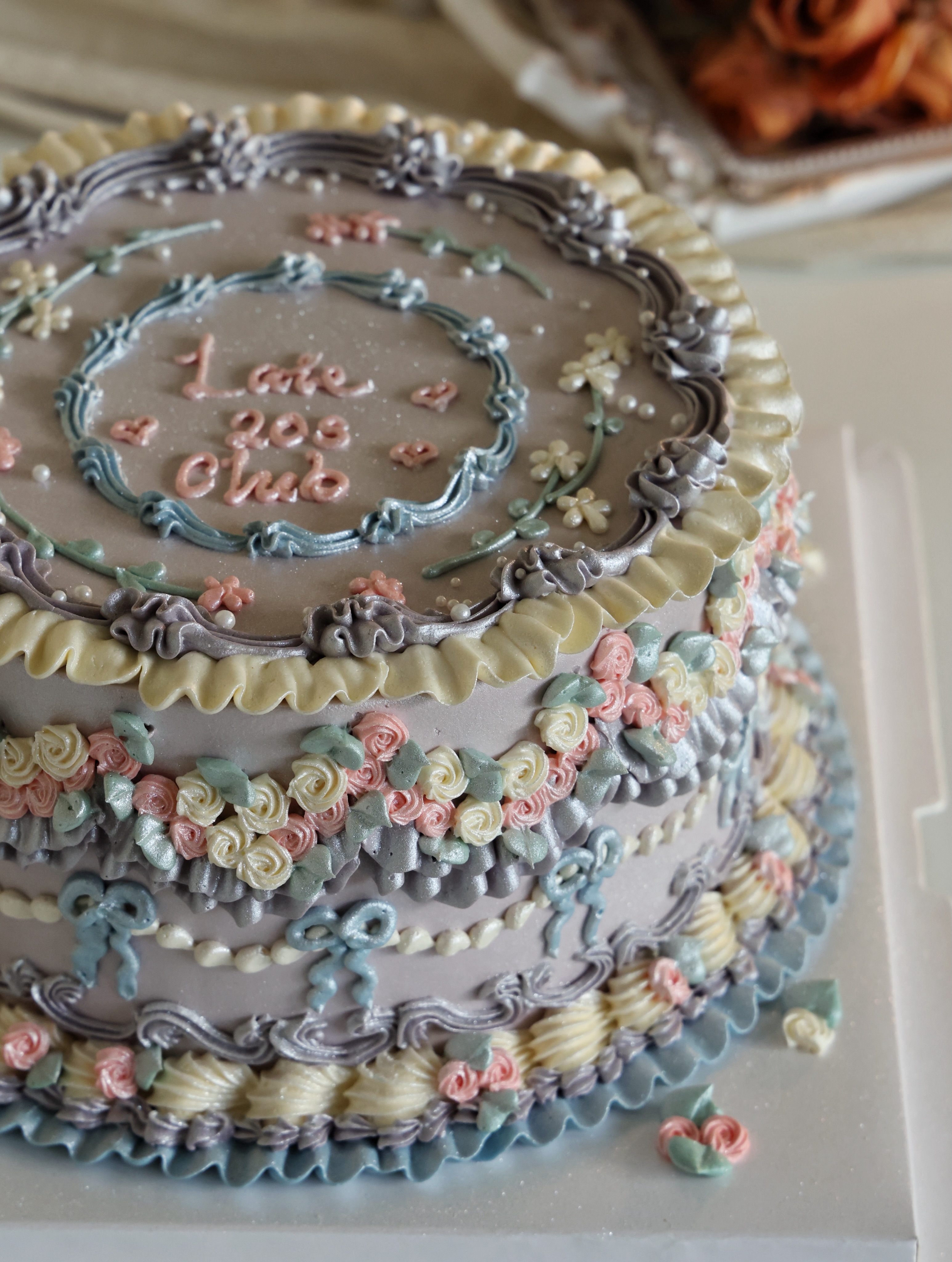 A little softness, a little nostalgia, and just enough magic to make the moment linger. ✨🎀
Some things are simply too pretty to belong to ordinary days.
#VintageCake #LambethCake #CakeDesign #cakesofinstagram #londoncakes