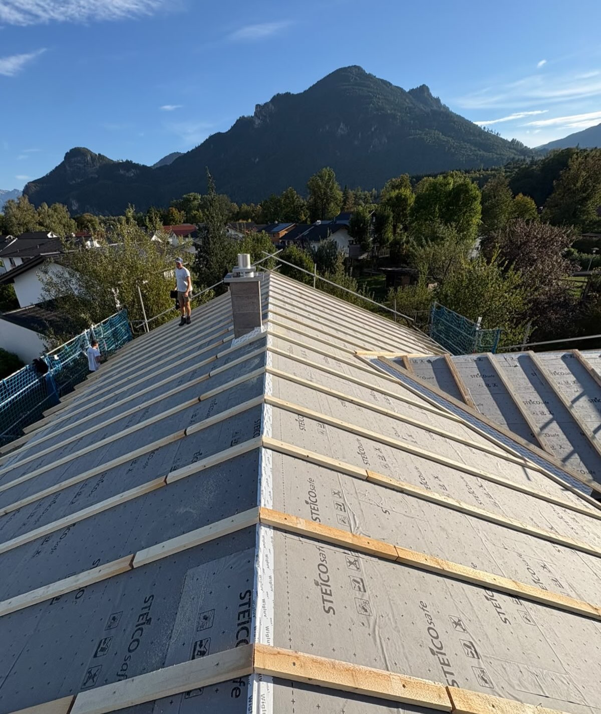 Diese Woche haben wir in Brannenburg einen SICHTDACHSTUHL mit Gaube aufgestellt.🏡🏗️
Bei einem Sichtdachstuhl steckt schon in der Planung viel Detailarbeit. Denn später bleibt die Holzkonstruktion im Wohnraum sichtbar – da muss von Anfang an jedes Detail passen.
Das sichtbare Holz verleiht dem Wohnhaus einen warmen, gemütlichen Charakter und bringt einfach a ganz besondere Atmosphäre in die Räume.✨
Und bei so einem Panorama macht die Arbeit auf der Baustelle natürlich gleich noch a bissl mehr Spaß.⛰️🌞
Schee, wenn mia soiche Projekte direkt bei uns in da Region umsetzen derfan.🤎
#hausbau2026 #sichtdachstuhl #einfamilienhaus #zimmereiniederthanner #dachgaube