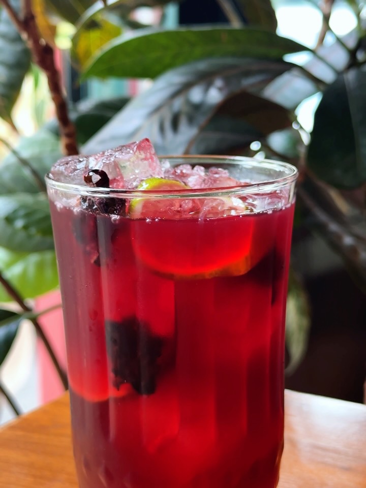 🌺 De la flor a tu mesa.
La flor de Jamaica es un ingrediente muy tradicional de México, presente desde hace generaciones en su gastronomía, especialmente en aguas frescas.
La cocinamos lentamente para extraer todo su sabor, la preparamos con nuestra receta y finalmente llega a tu mesa convertida en una bebida fresca, ácida y deliciosa. 🇲🇽❤️
Un pedacito de la tradición mexicana en cada vaso.