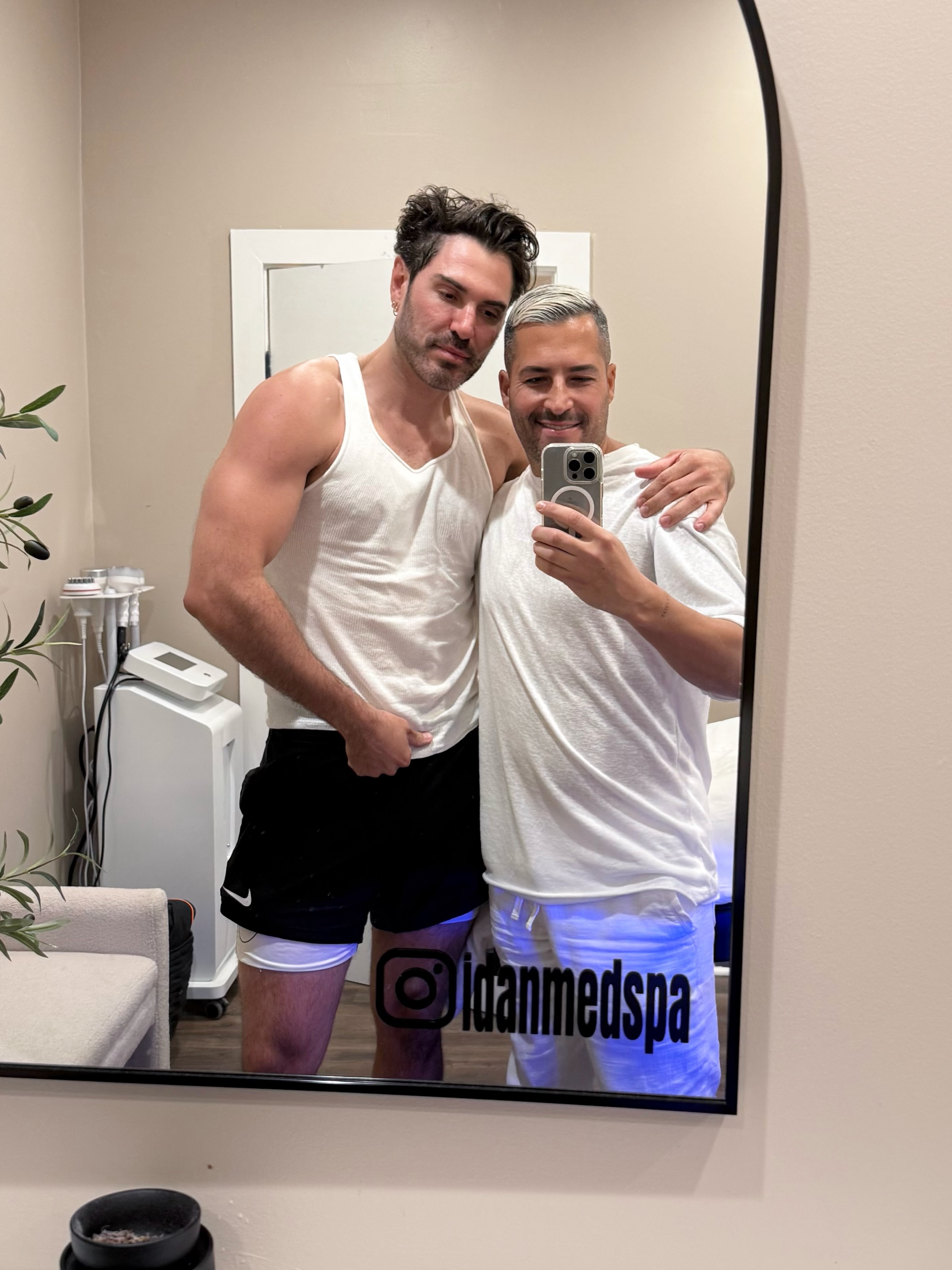 A little skin refresh with @joeyzauzig at Idan Med Spa.
Healthy skin, fresh glow, and a little self-care.
#IdanMedSpa #CelebrityFacial #HealthySkin