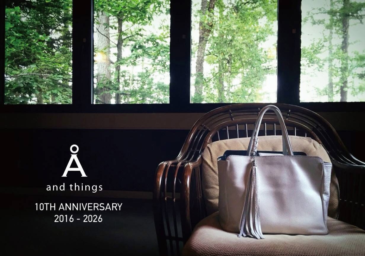 Å and things 10th Anniversary
2016年の秋にスタートした
Å and thingsは、この秋で10周年を迎えました。
これまでお選びくださった皆さま、
いつも見守ってくださる皆さま。
本当にありがとうございます。
「わたし色の鞄。」
上質な革の色と質感に惹かれて始まった、
私たちのものづくり。
好きな色を選ぶ楽しさと、
使うたびに心が弾むような鞄と革小物を。
これからも、一つひとつ大切にお届けしていきます。
10年分の感謝を込めて、
ささやかな記念企画も考えています。
詳しくは、またこちらでお知らせします𓂃
これからもÅ and thingsを
どうぞよろしくお願いいたします。