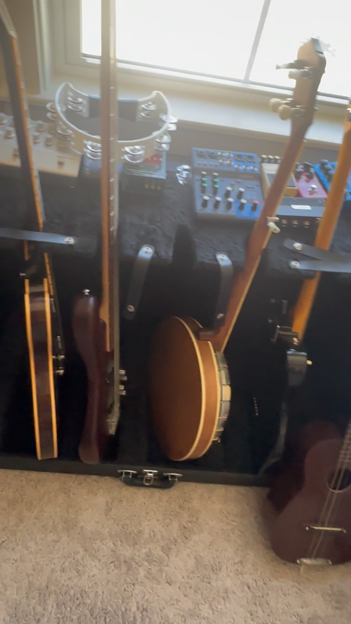 Studios a mess, gotta pack for 3 shows this weekend up in the northeast. But man! Sometimes a string section just hits you. This production has been so fun I can’t put it down. Love producing records for other artists especially when I get to work with strings. Let’s make a record!!! I’ll see yall in NY/MA for some shows this weekend. Stoked to get back in the road. ☮️♥️
🎻 @josephshack