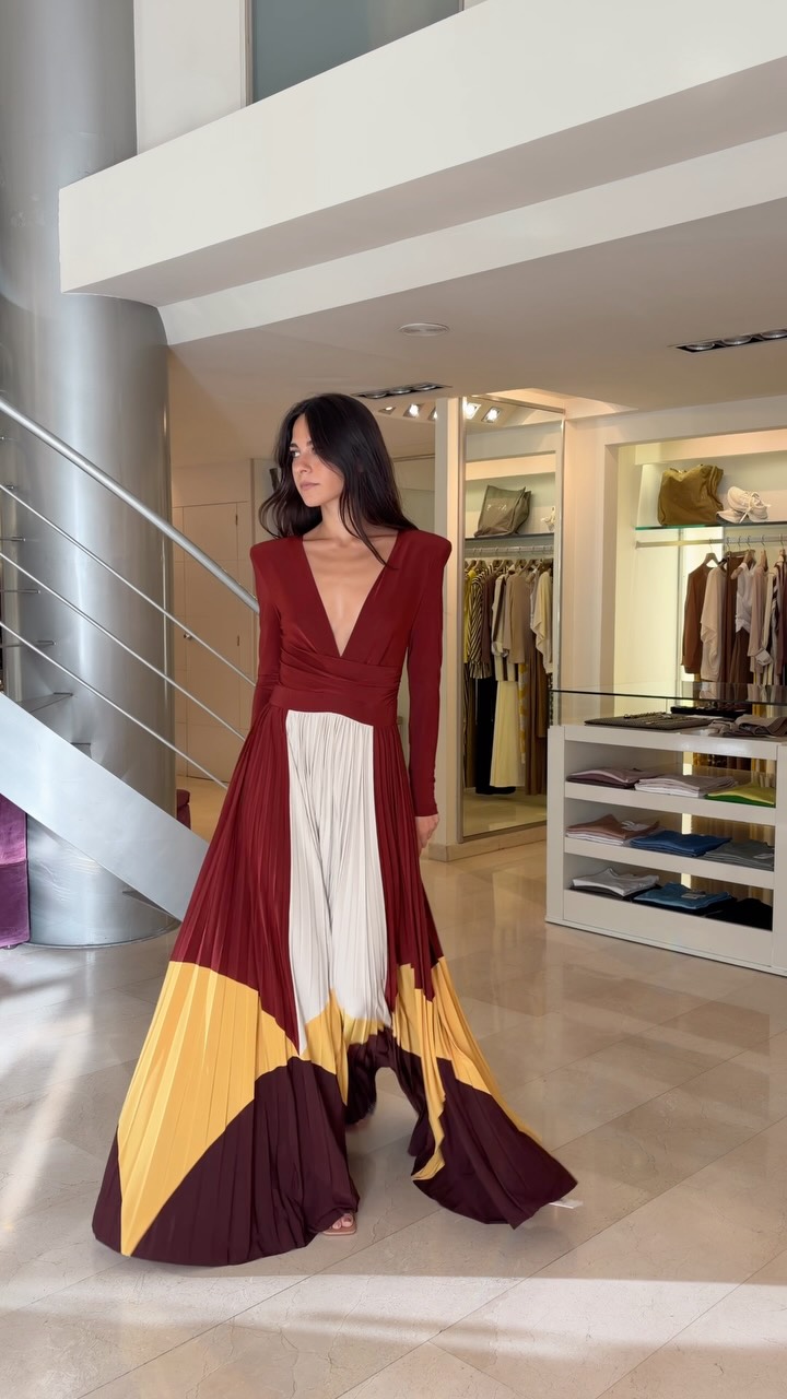 Uno de nuestros vestidos favoritos de la colección 🤍 #fashion #modamujer #moda #fashionstyle #vestidoinvitada